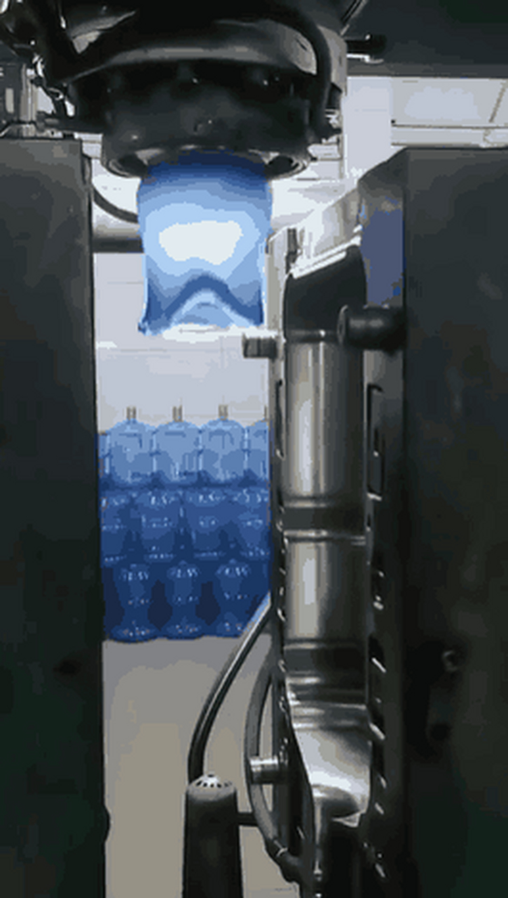 桶装水的桶通常是由聚乙烯材料制成.