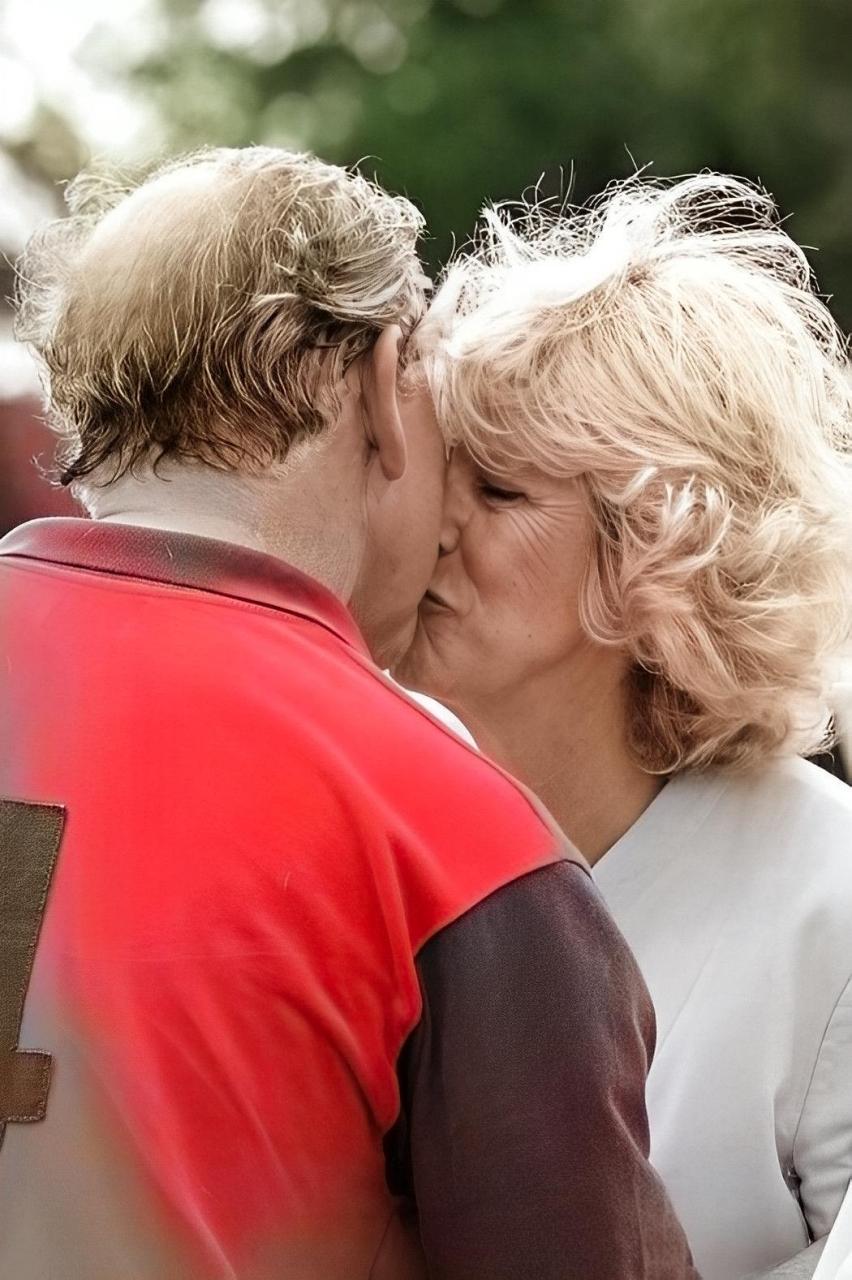 说实话,卡米拉年轻时是作为堪比公主戴安娜英俊.