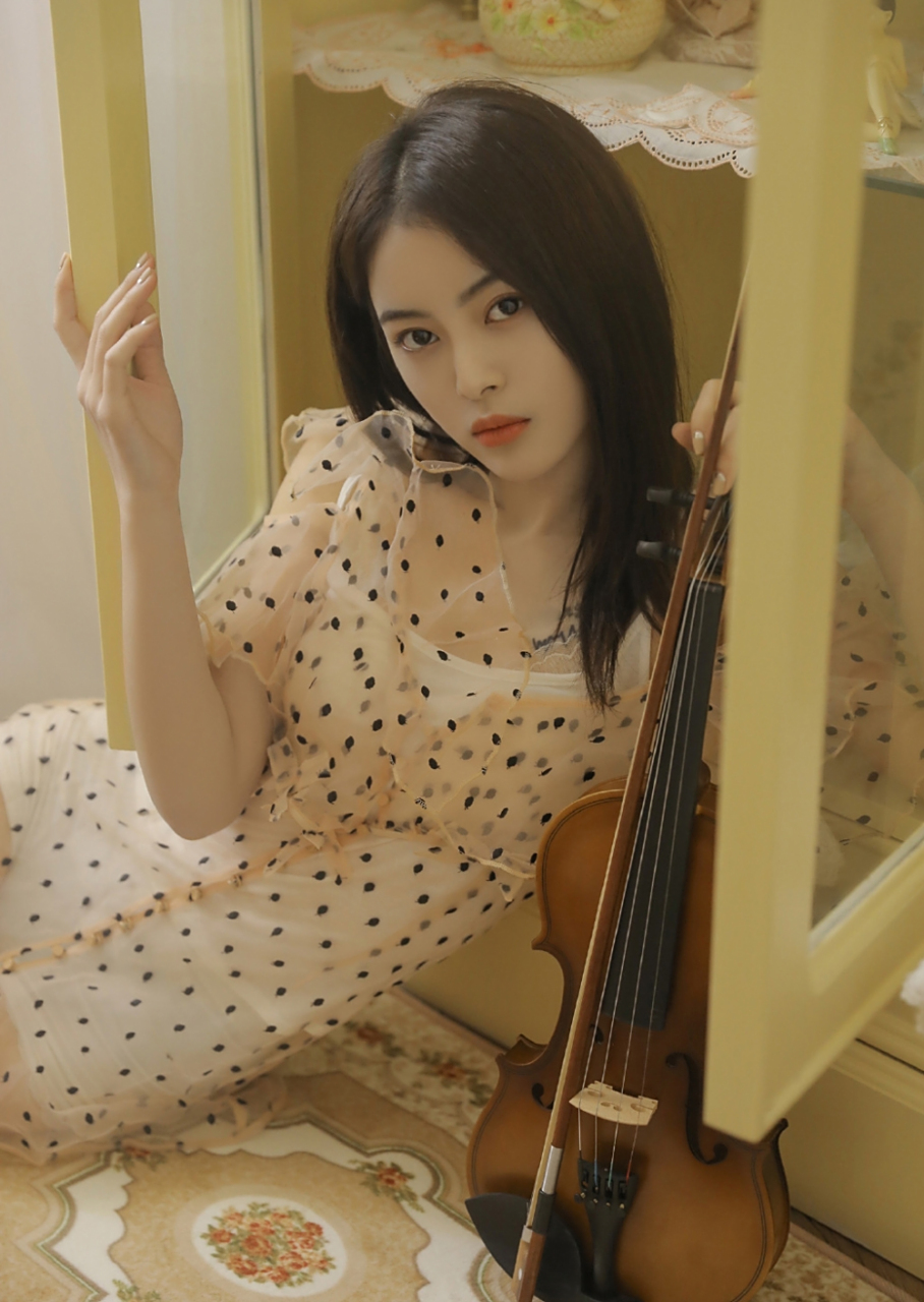 御姐型成熟美女蕾丝裙私房写真