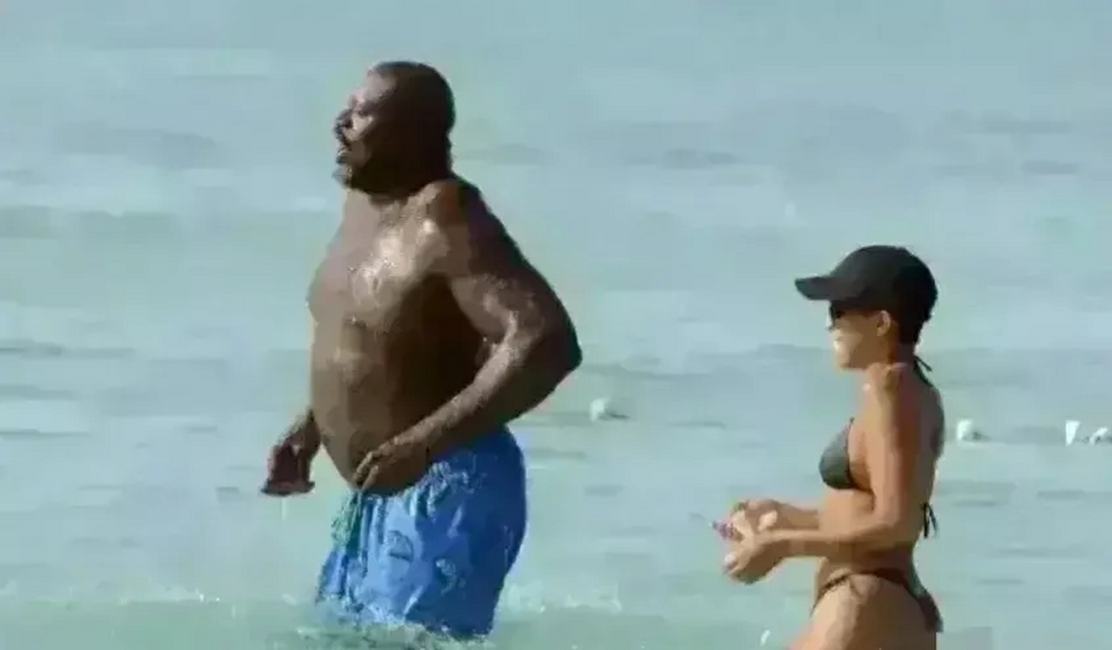 奥尼尔的女朋友穿着黑色泳衣,身材凹凸有致,头顶黑色帽子