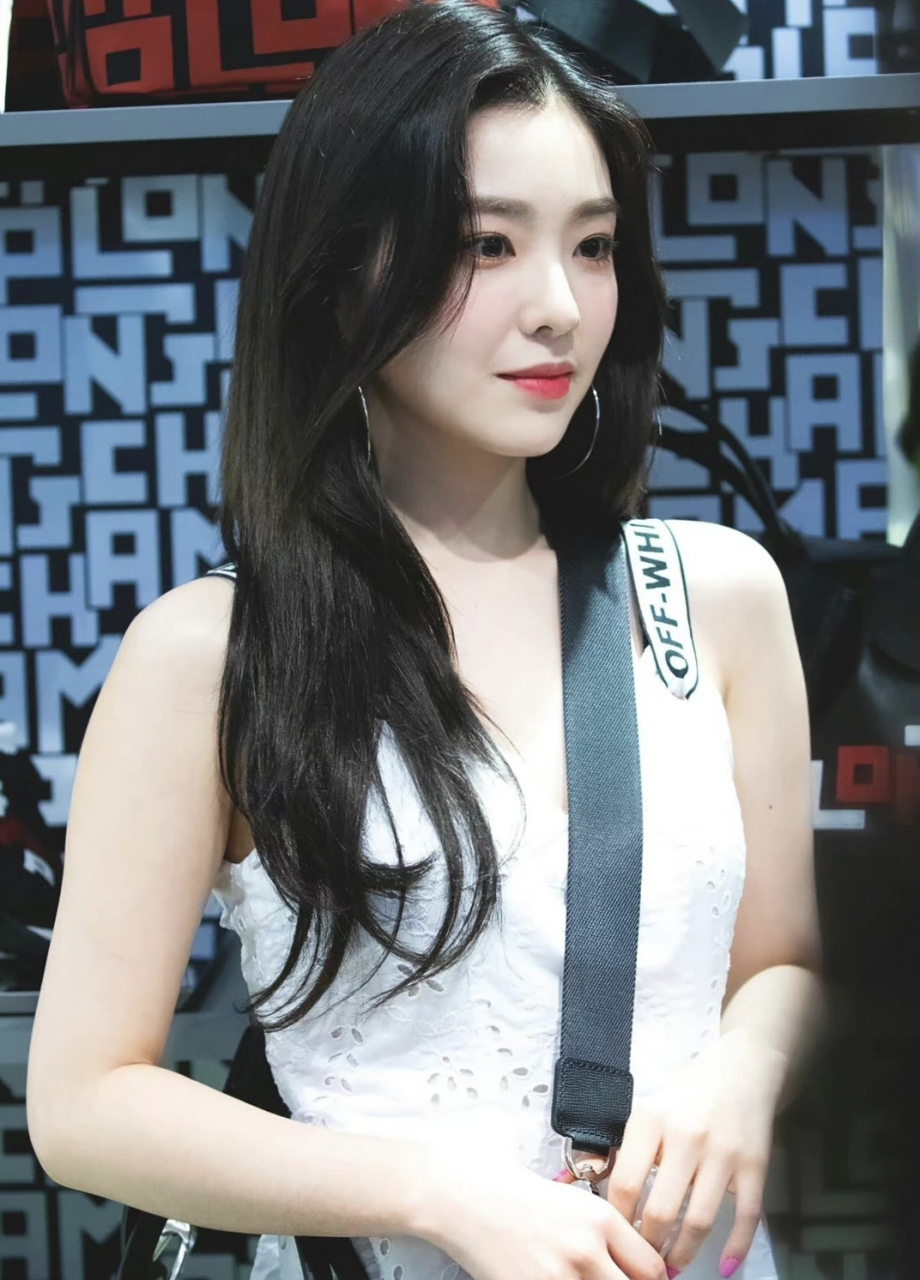 日常穿搭# 裴珠泫白色镂空宽吊带无袖体桖打扮,很干净利落的打扮有一