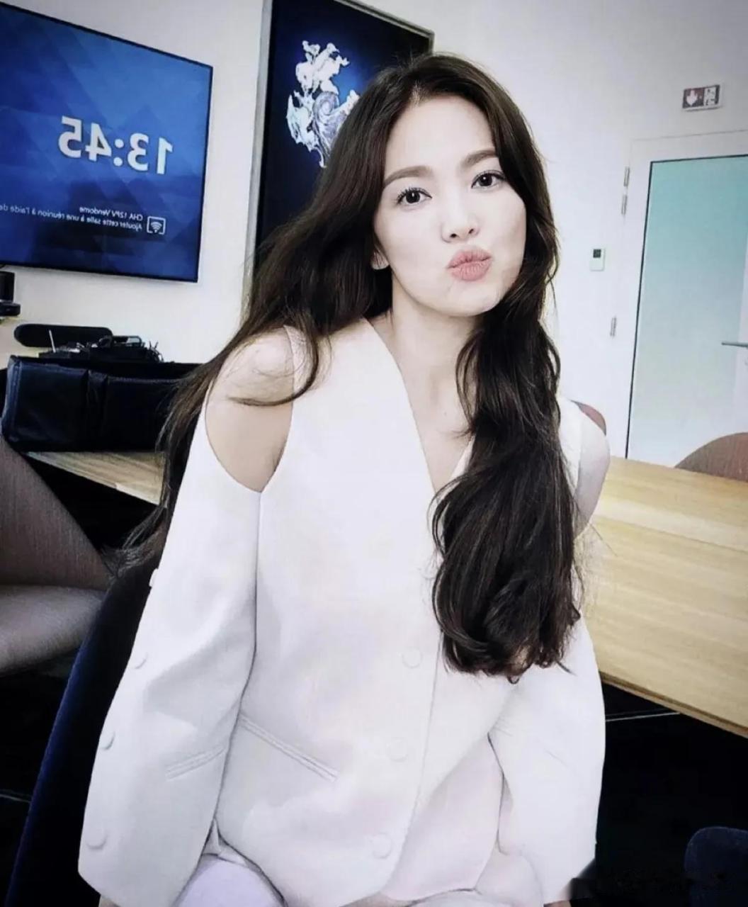 1日,演员宋慧乔在自己的instagram上上传了多张照片.