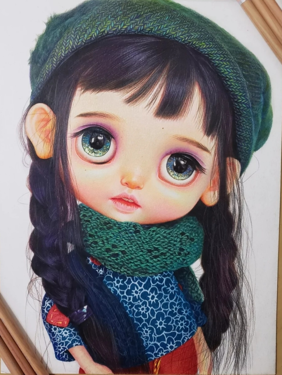 手绘彩铅插画 原创彩铅手绘 今天用彩铅画了一个小布娃娃,针织纹理不