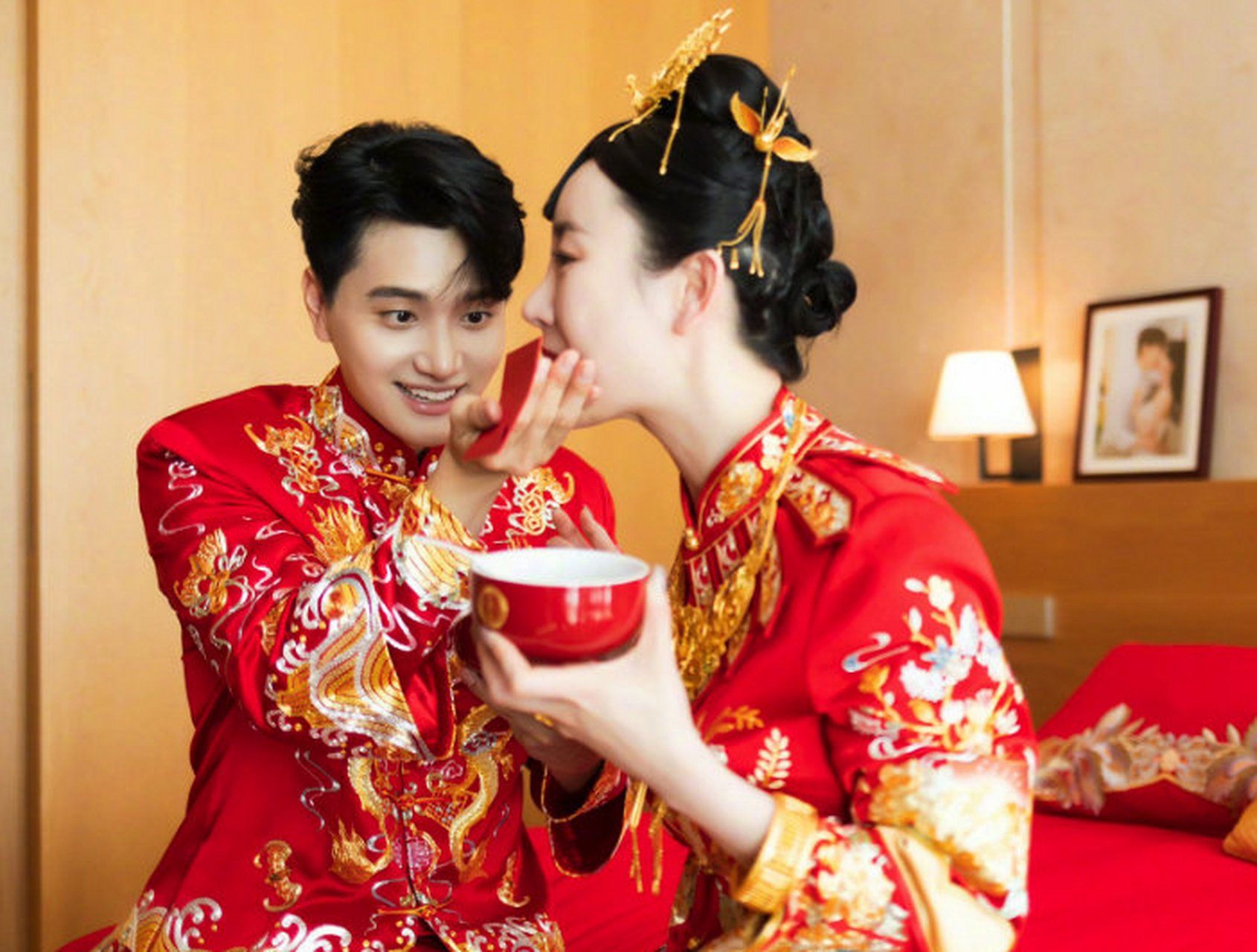 张檬带韩国老公回河南老家摆回门宴,二人身穿中式龙凤褂尽显恩爱!