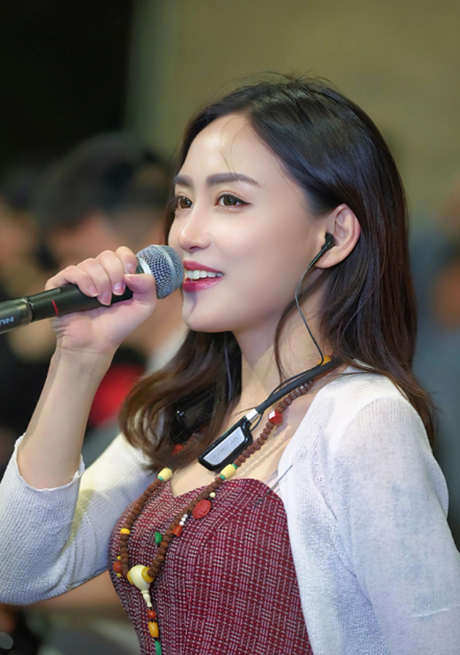 乖巧可爱会唱歌的美女小姐姐,眼神好温柔