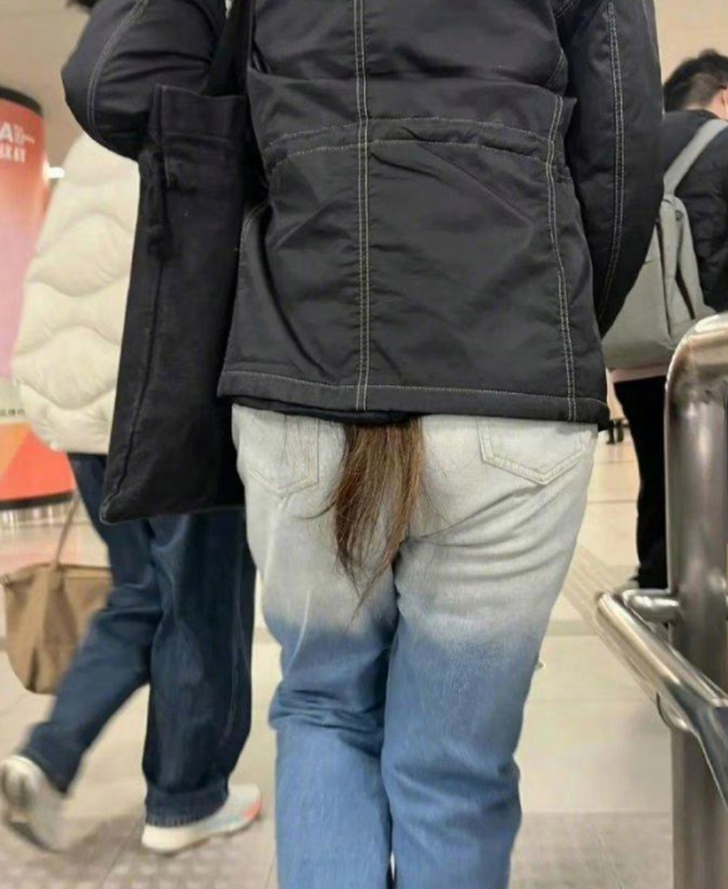 这,,尾巴.该不会是变异了吧. 今天算是见识到了