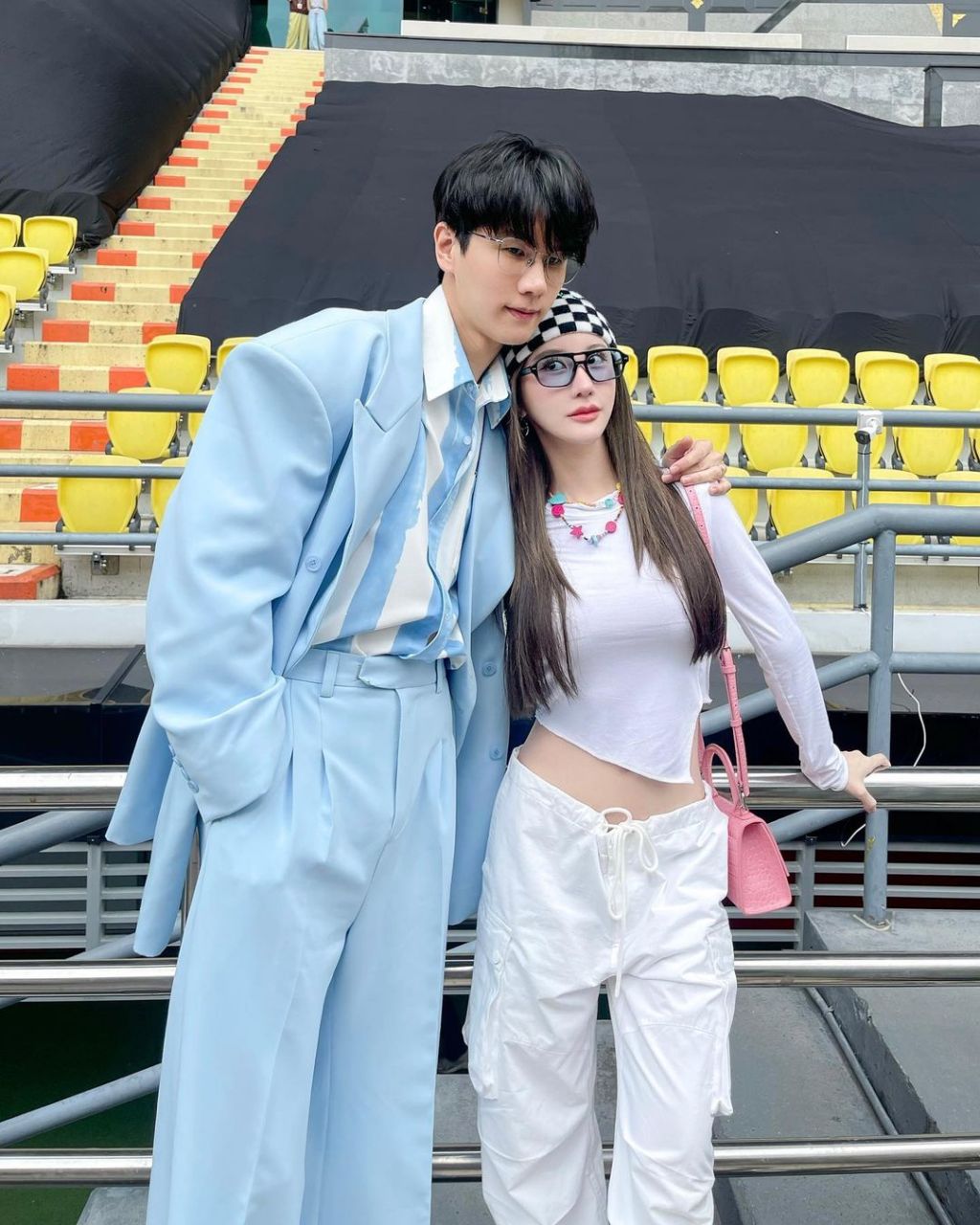 不得不承认,泰国乐队mean band在场上的表演相当炸裂!但那又怎样?