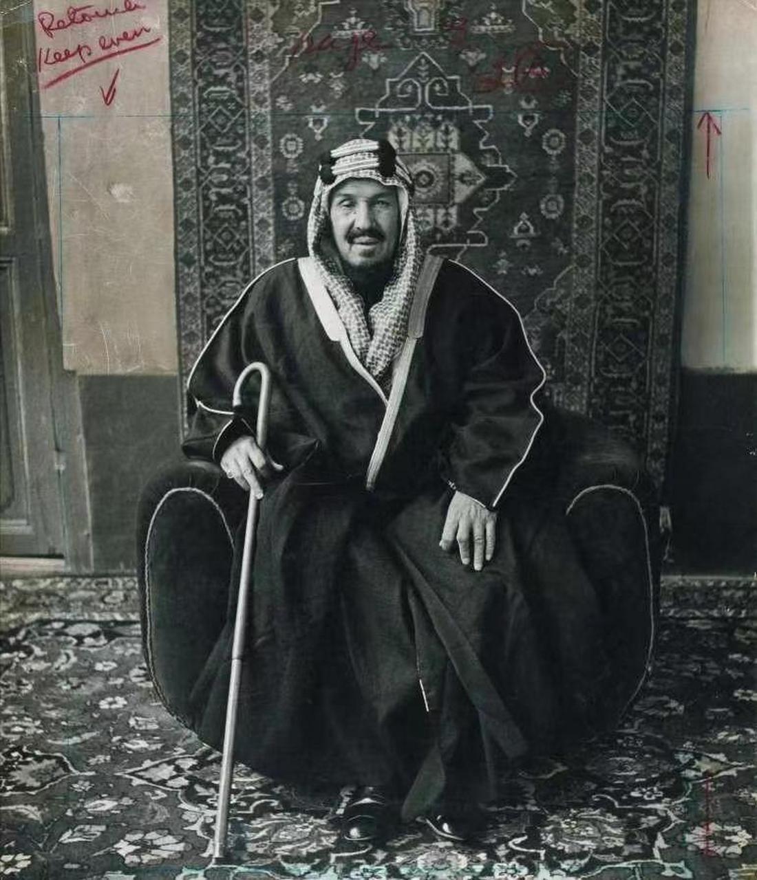 身高两米,年仅二十来岁的伊本·沙特骑着骆驼艰难穿越沙漠,率领仅存的