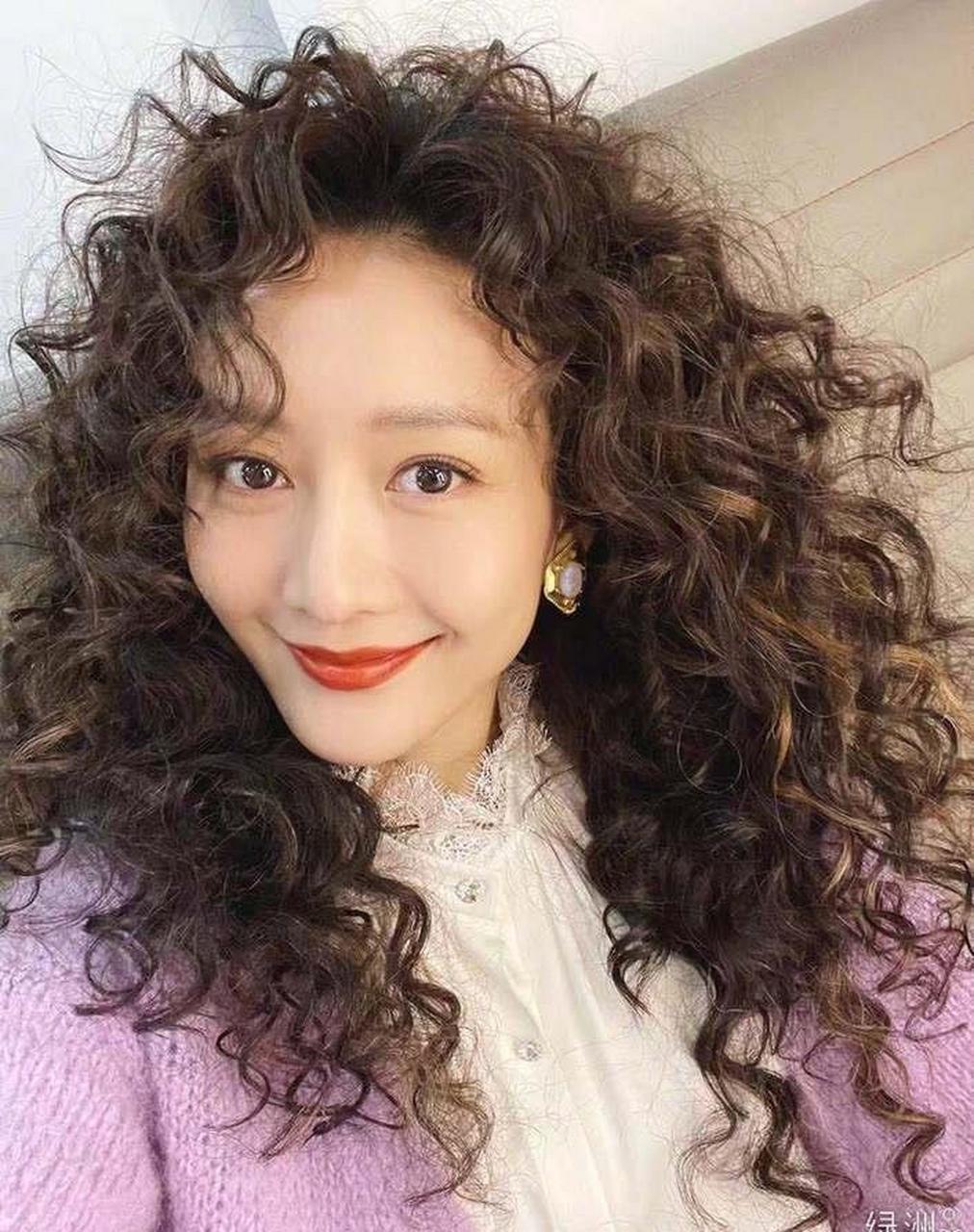 王鸥越老越好看!38岁穿出20岁年轻感,毛衣顶爆炸头复古朋克