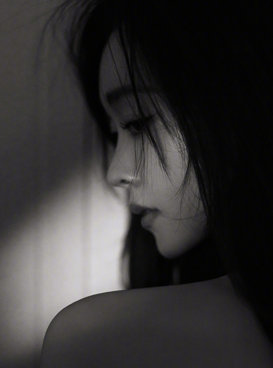 宋轶黑色露背裙,好好看!