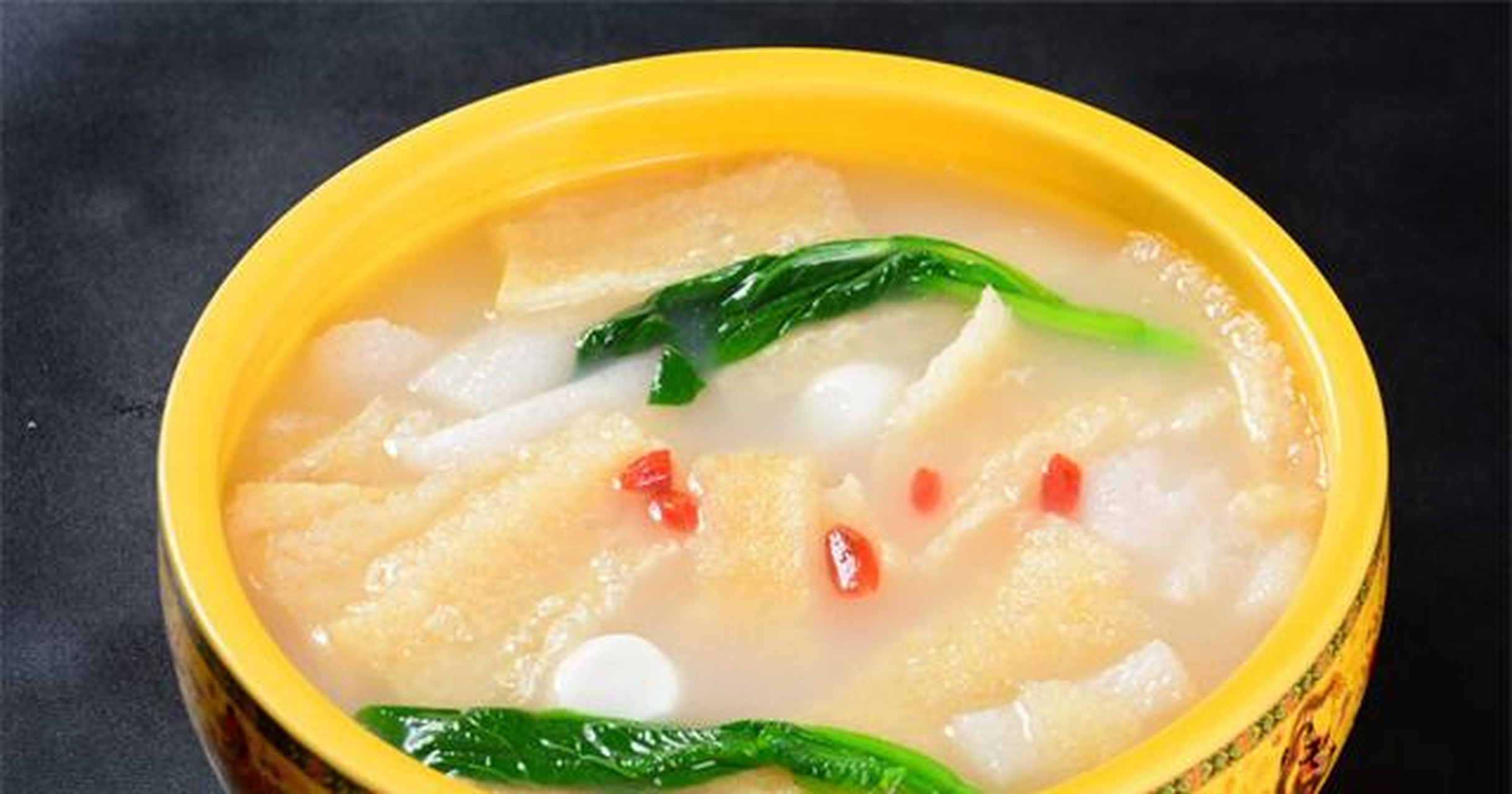 正宗三鲜汤的做法:水发海参,水发鱿鱼和笋干.