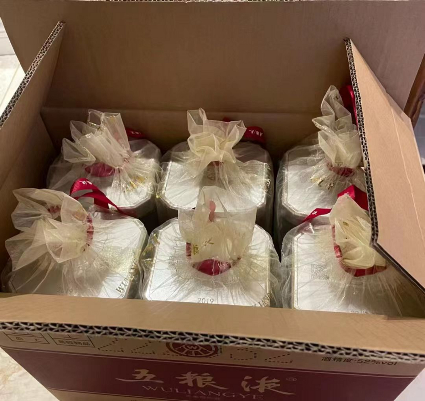 四川战友寄了1箱五粮液给我,却被快递小哥送到隔壁家了.