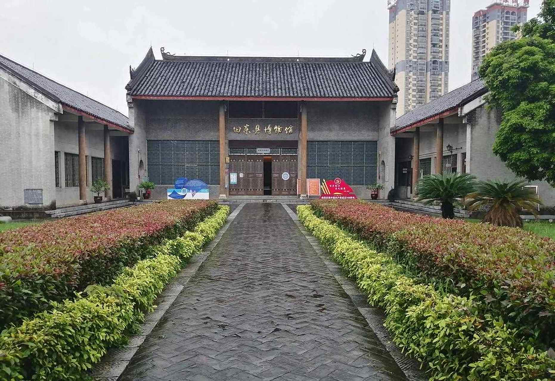 百色田东县的经正书院里,有田东县博物馆,里面展出很多出土文物,尤其