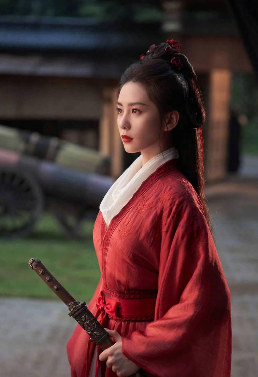 在剧中,刘诗诗身着一袭红色华丽的长裙,侠女的风范.