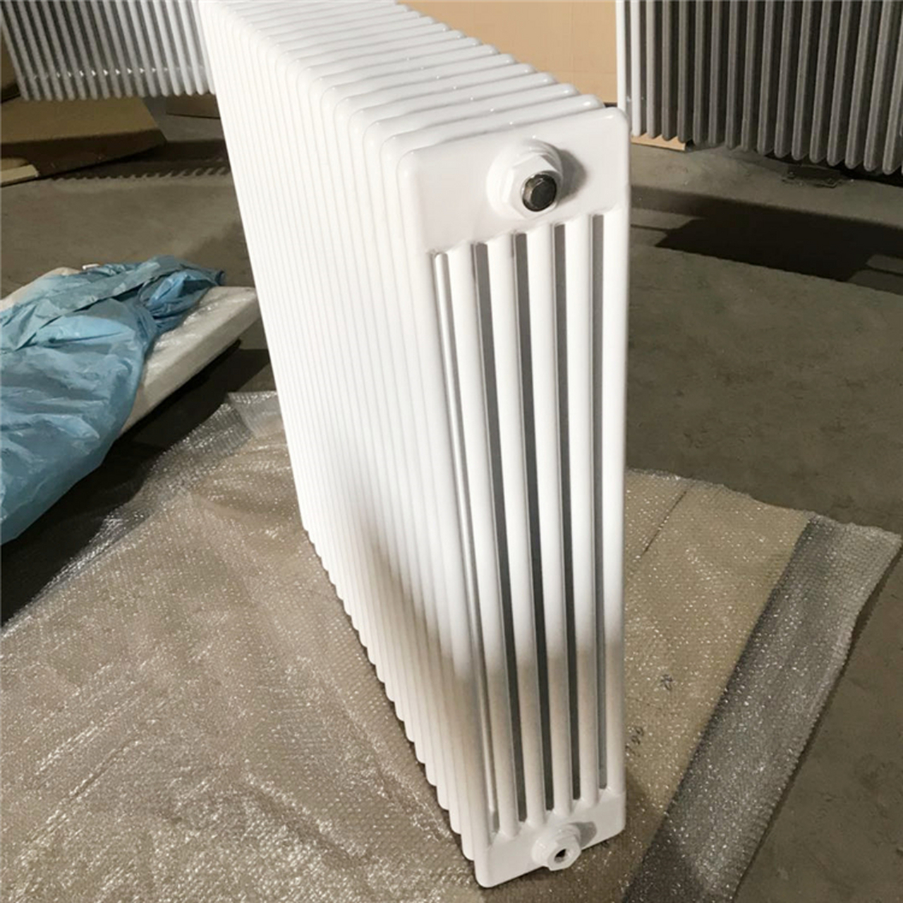 家用钢制五柱散热器供应 钢五柱暖气片使用壁挂炉安装的时候不可能