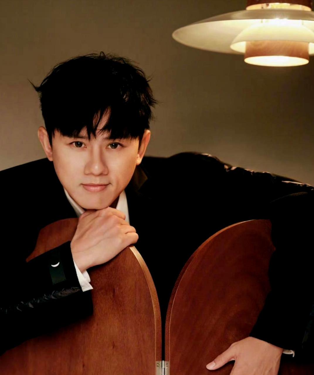 张杰不受助理打手机的干扰,穿着西装搭配短发,展现出时尚感十足的形象