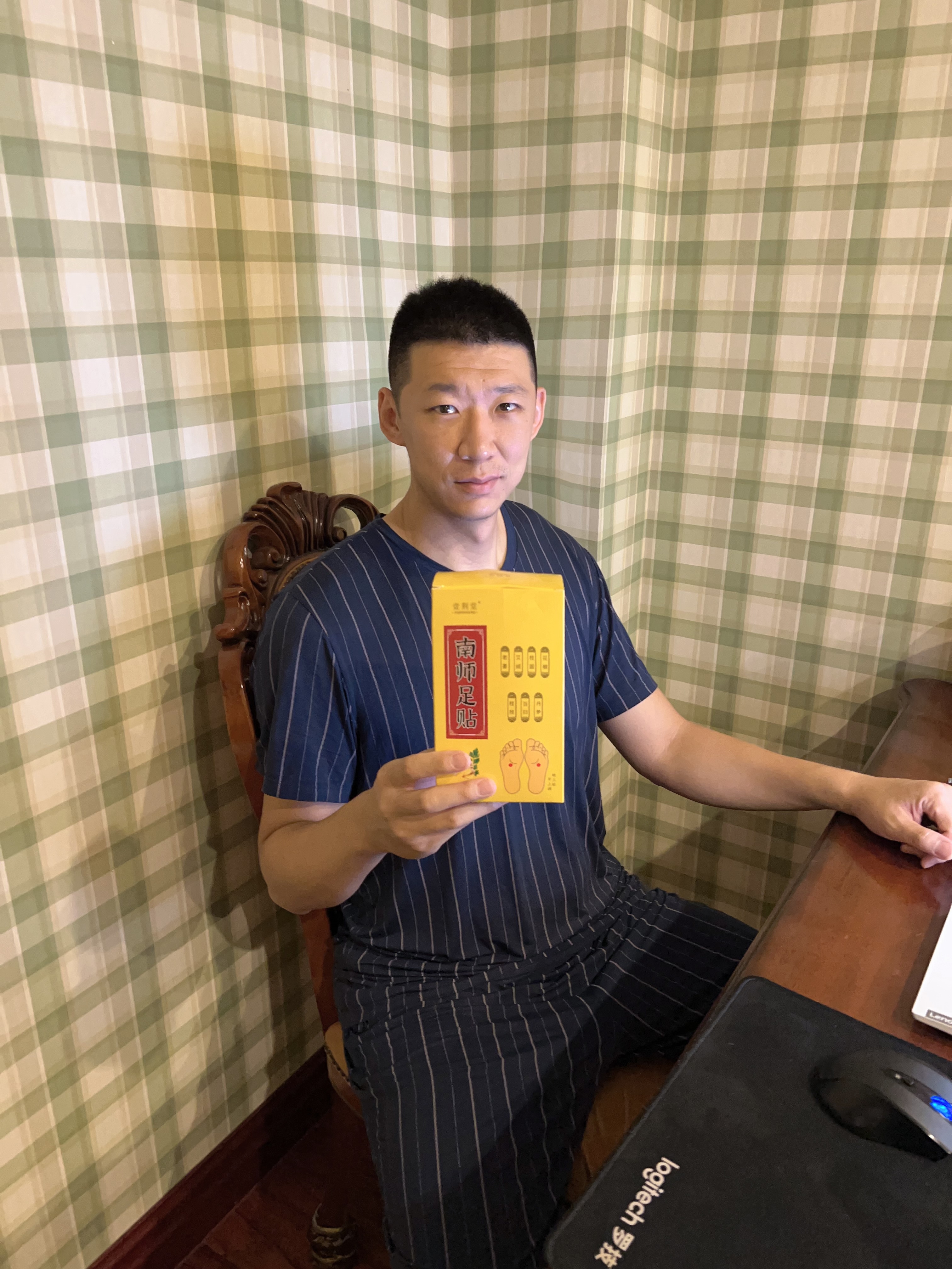 嘴巴干嘴唇干,头发还油乎乎的,每次洗头掉一