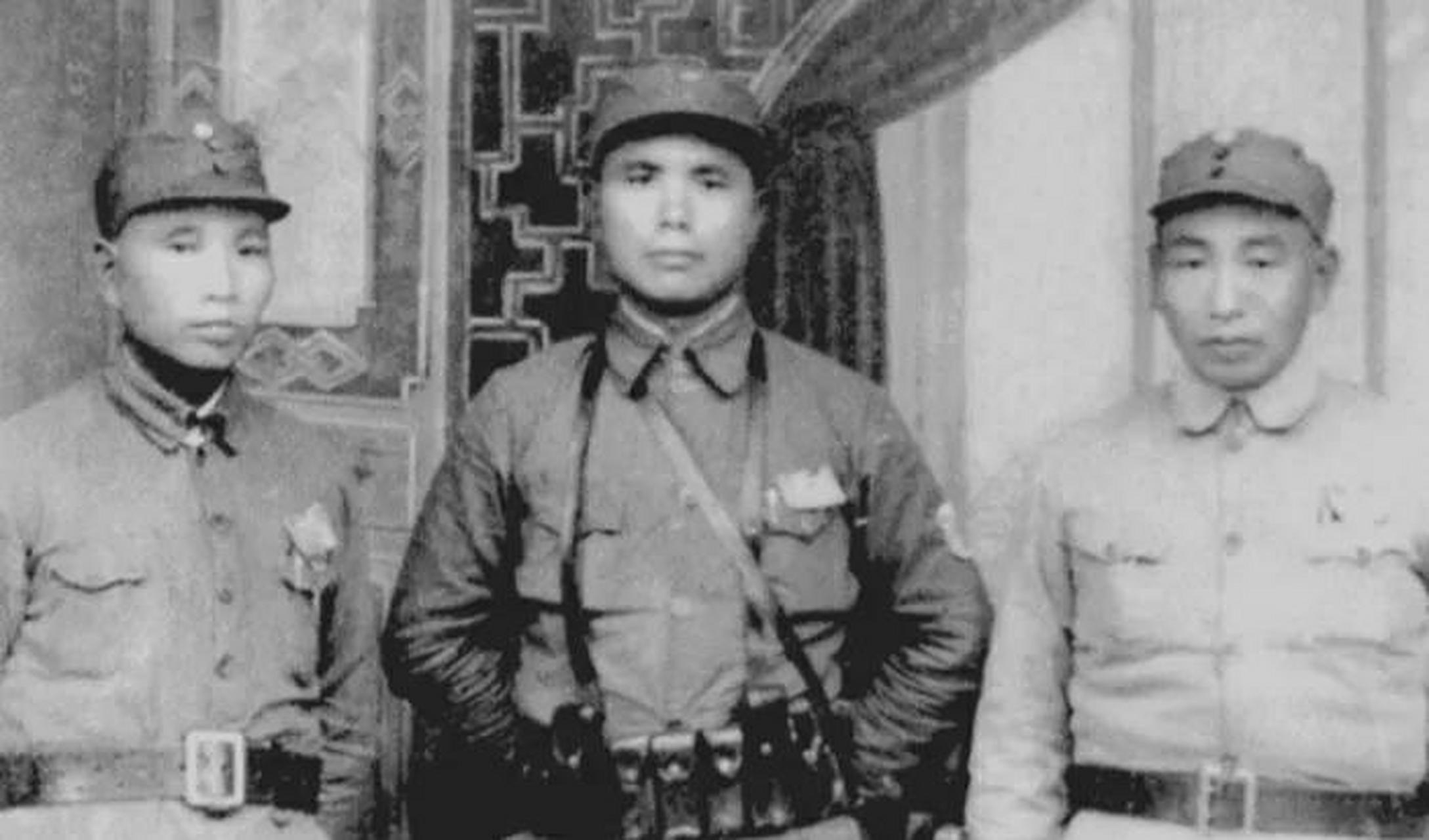 领动计划# 历史老相片,新四军将领乔信明(右)和陈玉生(中),刘先胜(左
