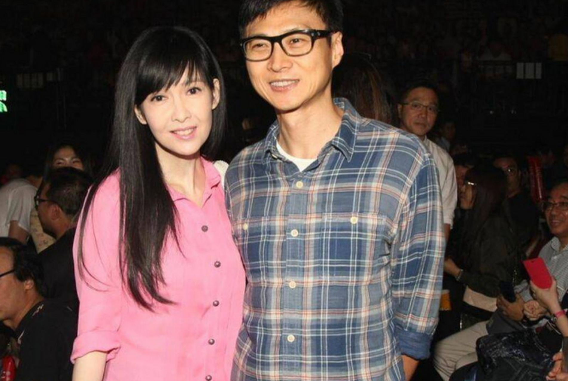 含泪告别15年婚姻,倪震曾出轨8次恐净身出户 周慧敏宣布离婚,含泪告别