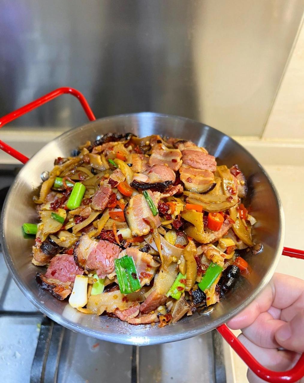 家常菜之烟笋炒腊肉,太下饭啦,快做起来吧[鸡蛋]冰箱里还有一块腊肉没