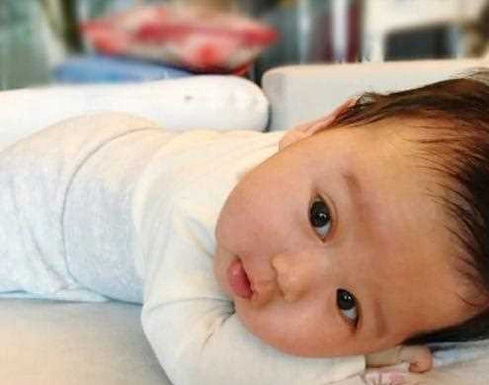 胡杏儿晒儿子正面照,并透露名字叫李奕霆,好萌的娃娃啊[可爱][可爱]