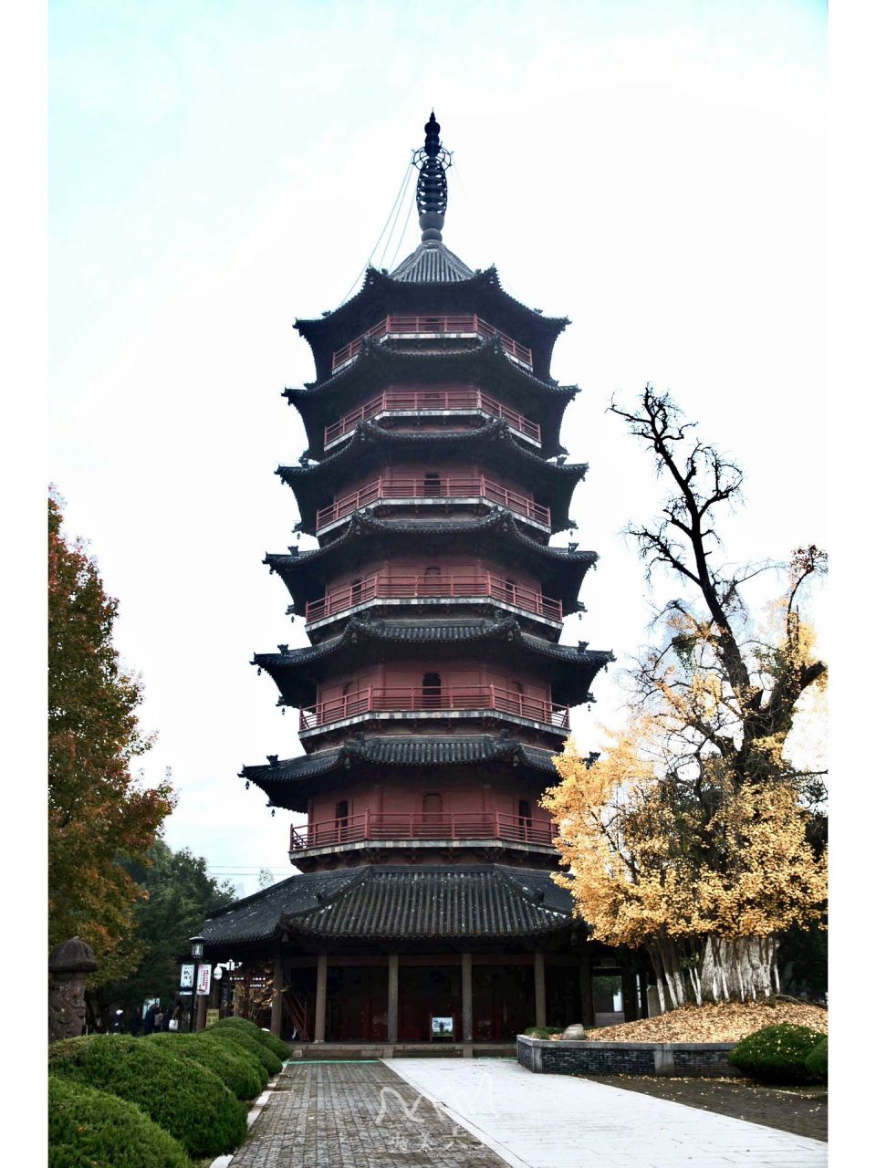 飞英塔这个名字不是指一座塔,而是两座塔,这样说会有点奇怪,但飞英 