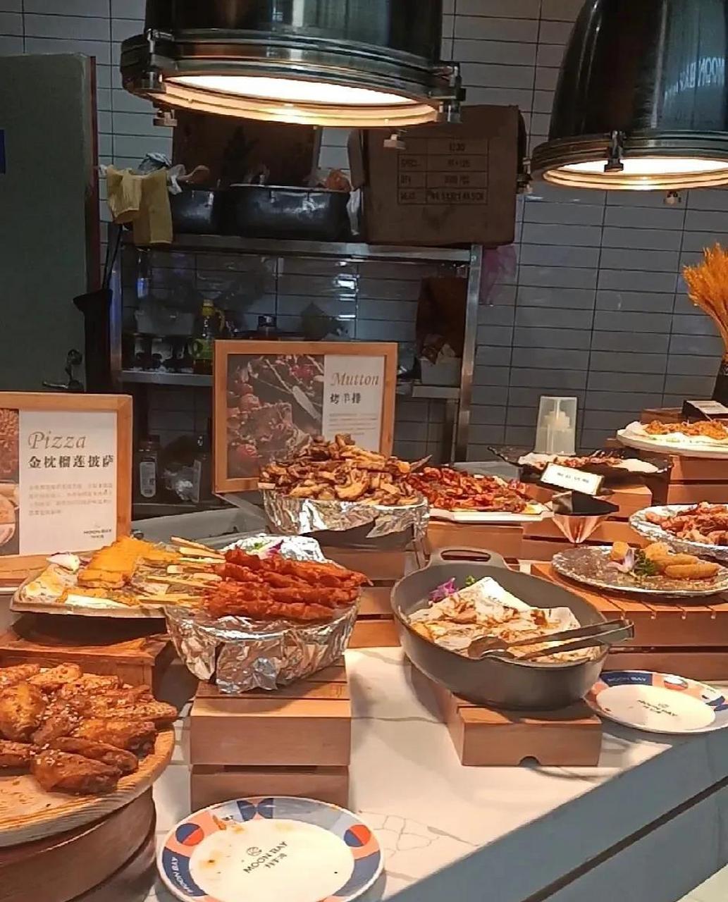 周末打卡台江万达新开不久的月半湾海鲜自助餐,是第一次来,整体装修