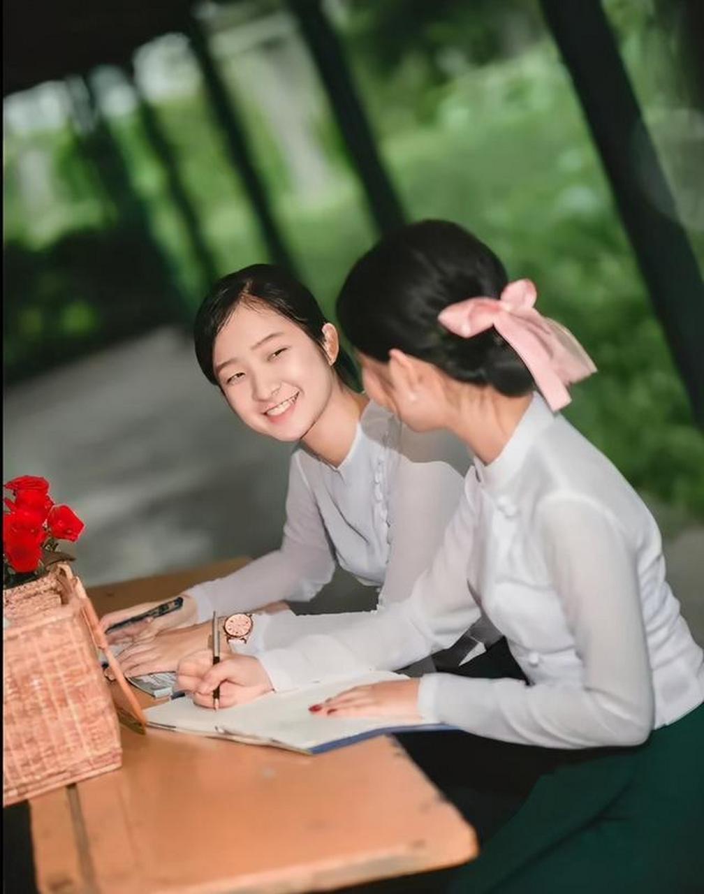 缅甸两位女老师走红网络,气质太好了