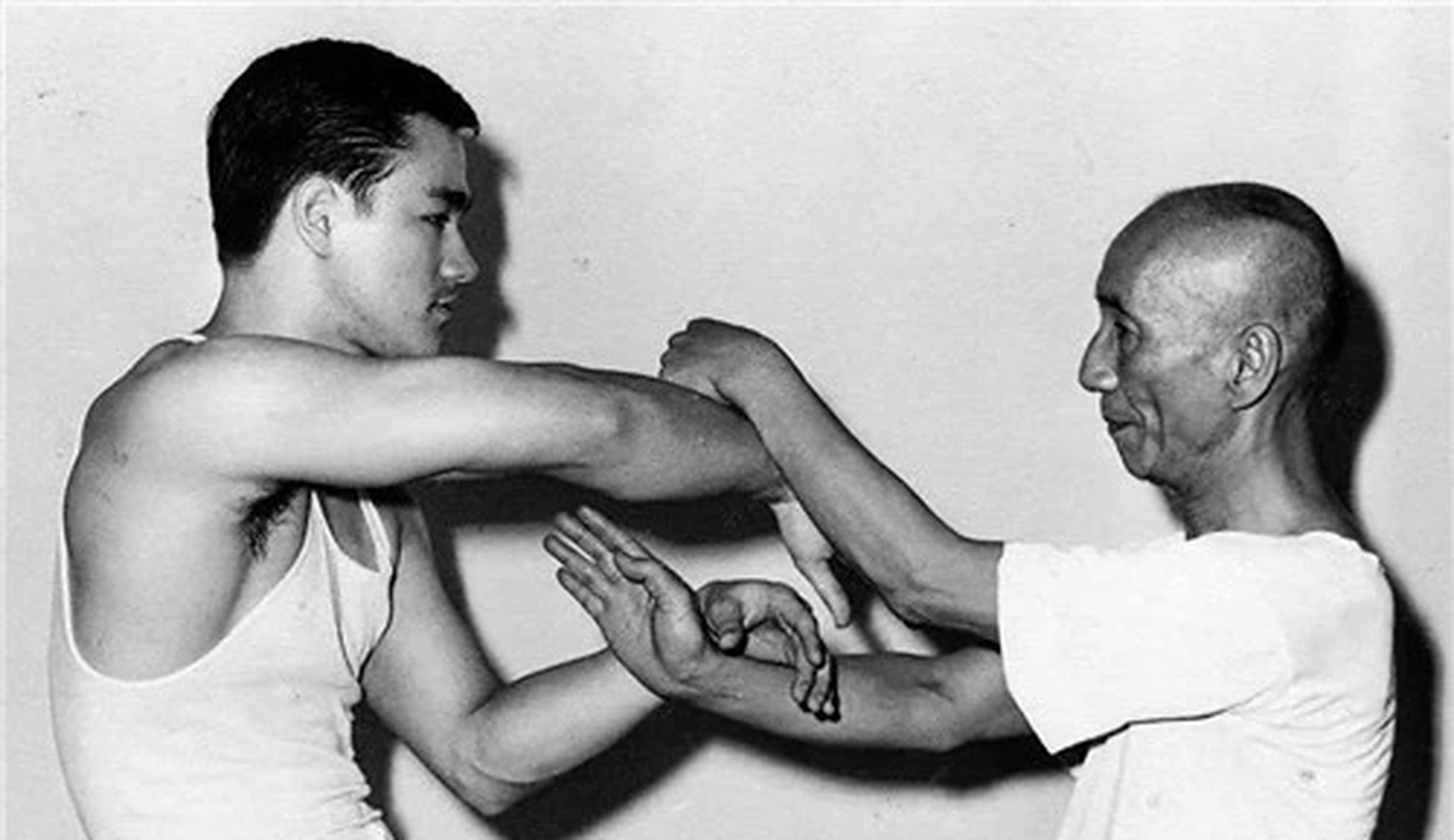 1965年,一张珍贵的照片记录了李小龙与师傅叶问的合影.