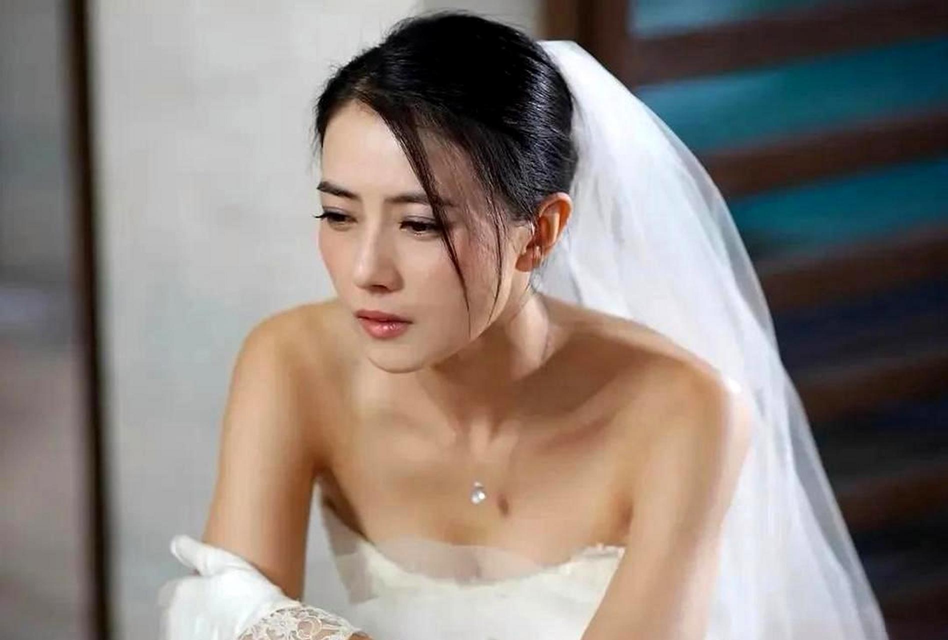 高圆圆穿着婚纱哭得撕心裂肺,出现在《单身男女》的剧照中.