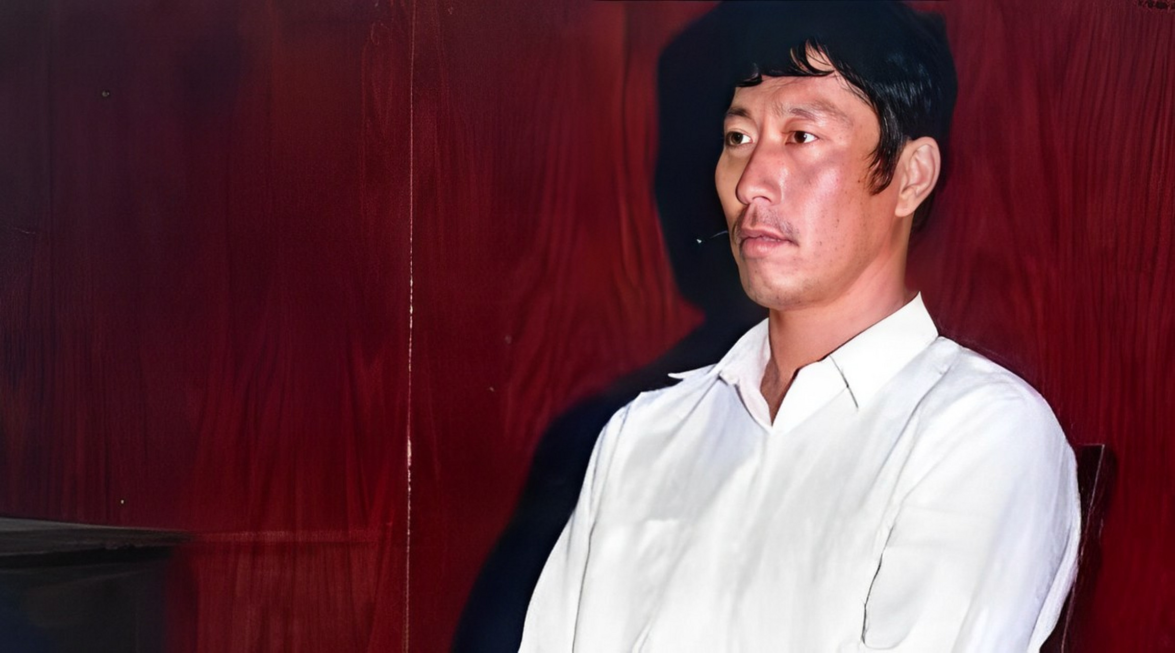 1997年,当第一个悍匪白宝山终于被抓时,他坐在拘留中心的长椅上,沉默