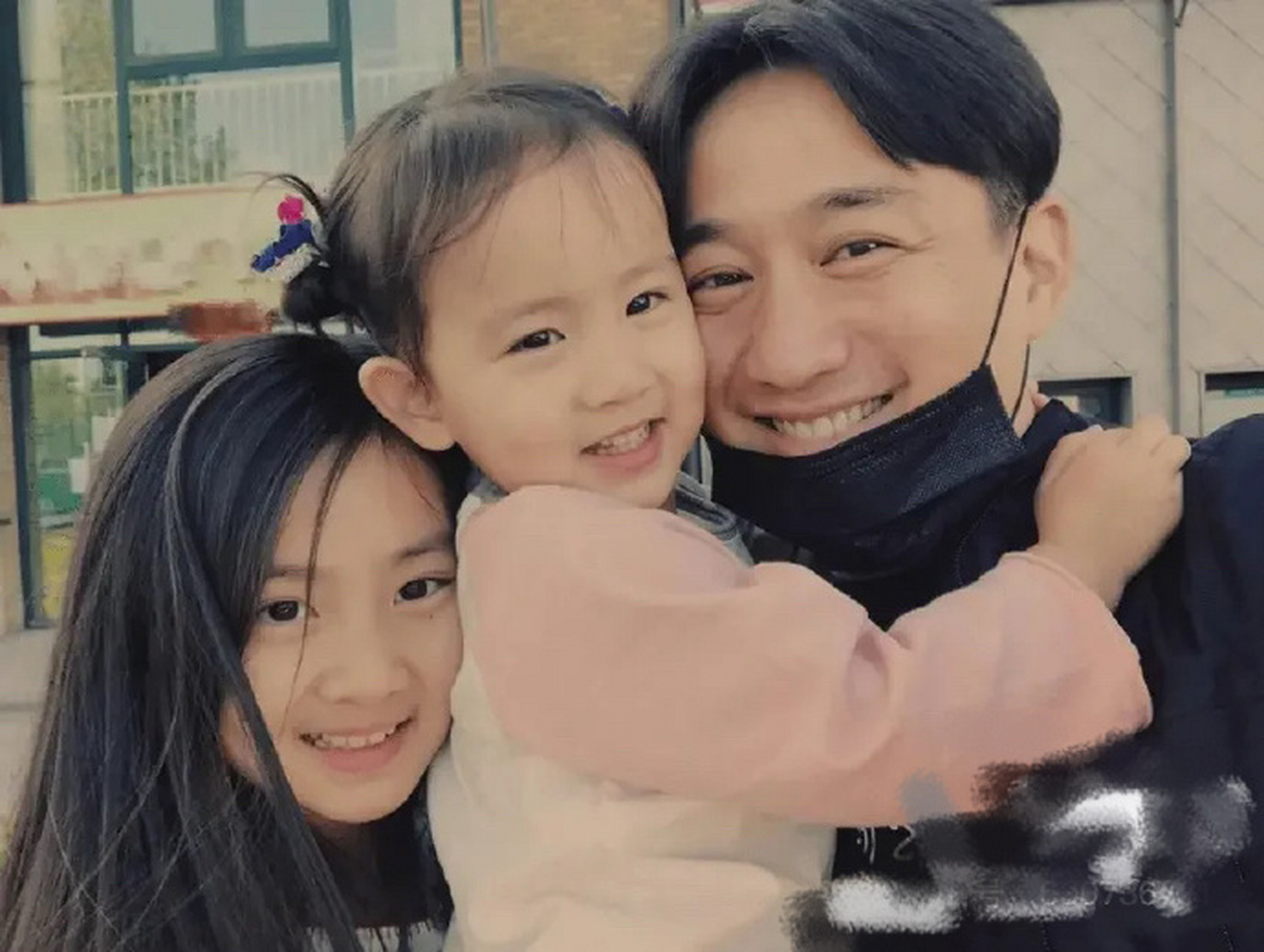 黄磊孙莉夫妇受邀参加张国荣纪念音乐会,一家四口,怎么不带小儿子出来