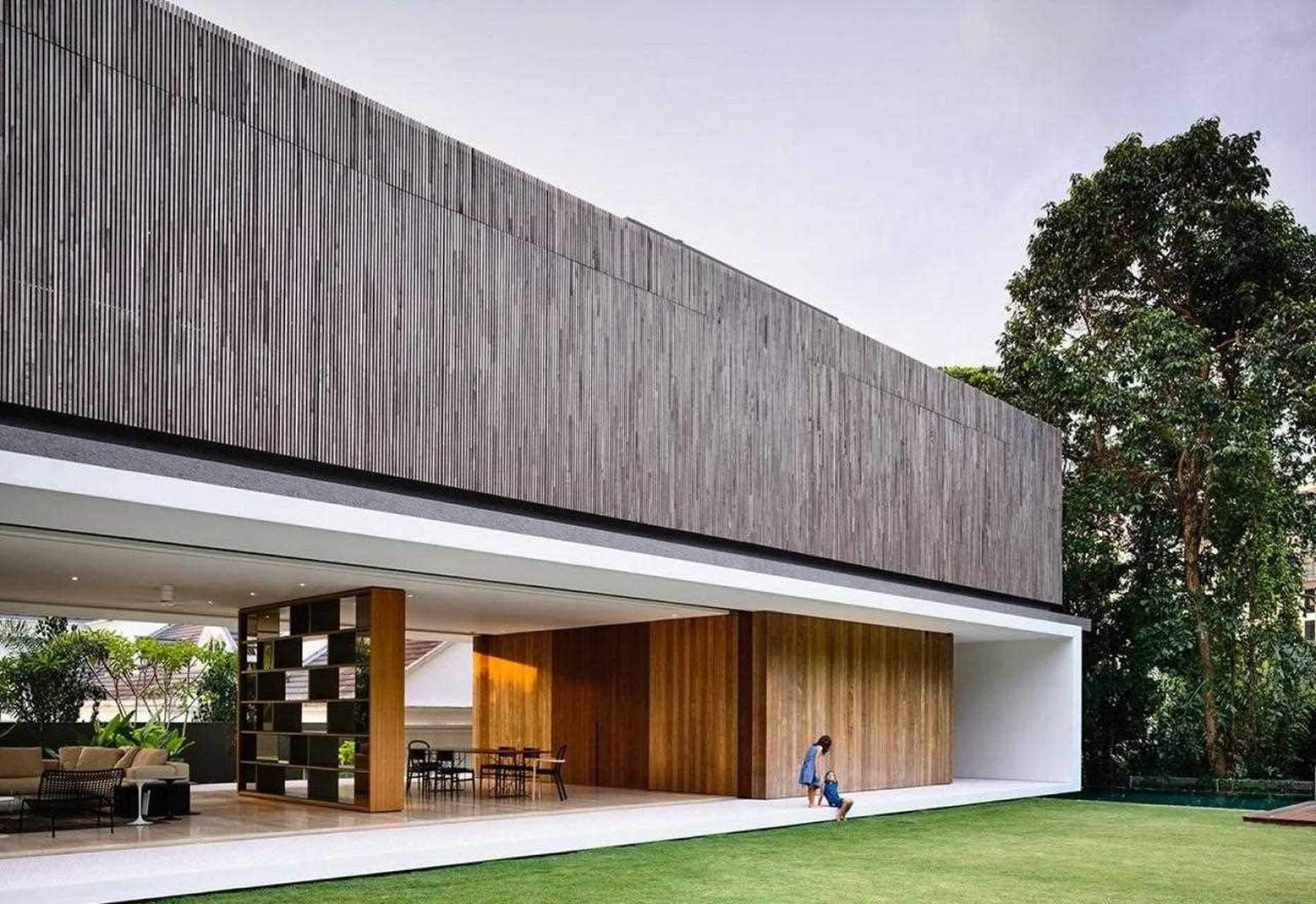 【热带风情现代简约大宅】这座现代别墅位于新加坡,原生的热带植物