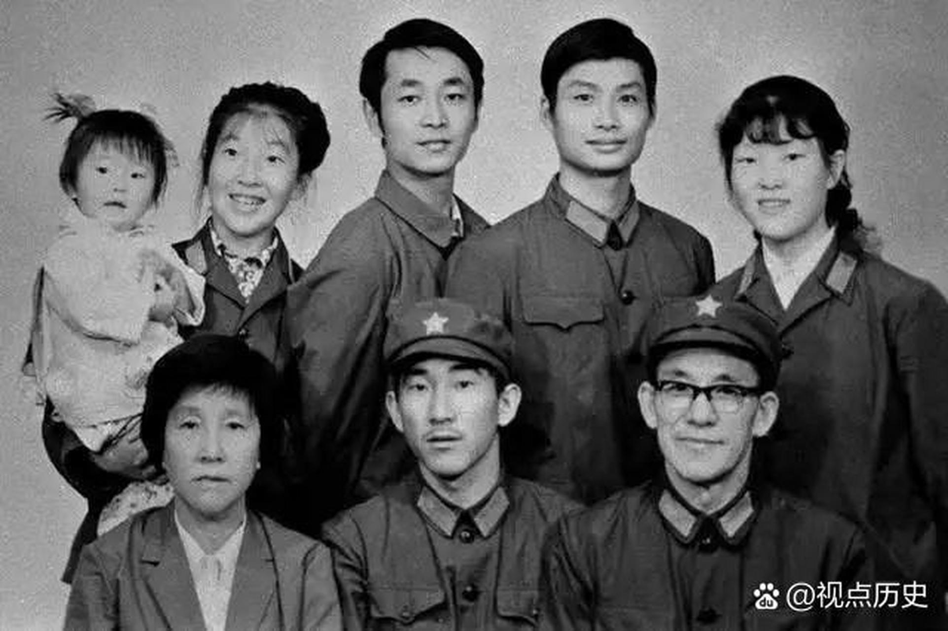1987年,云南麻栗坡烈士陵园,退休的将军刘斌满心沉痛,在此看望自己