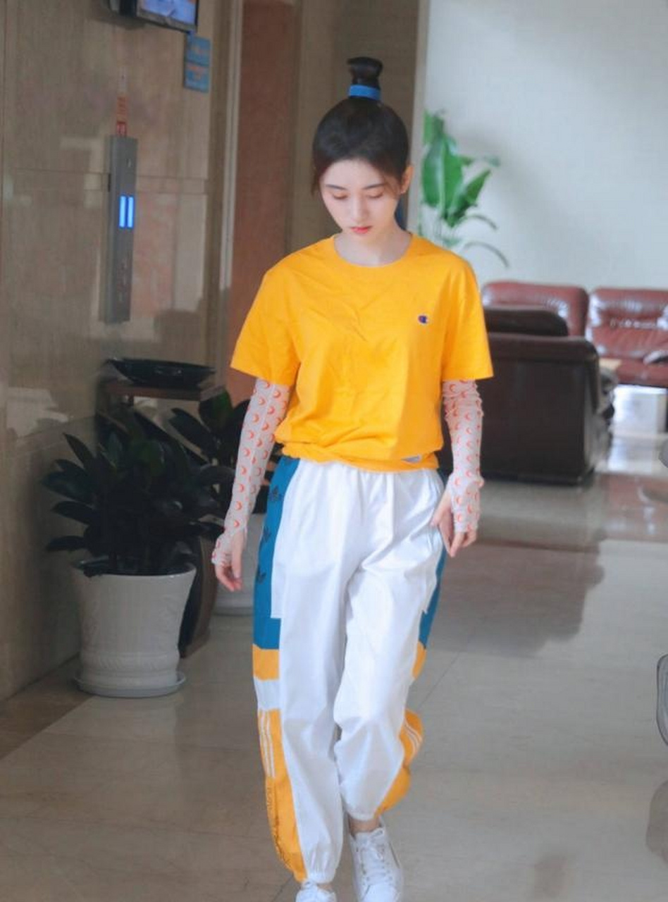 黄色和绿色都是非常青春的颜色,黄绿色拼接格子外套太适合鞠婧祎这样