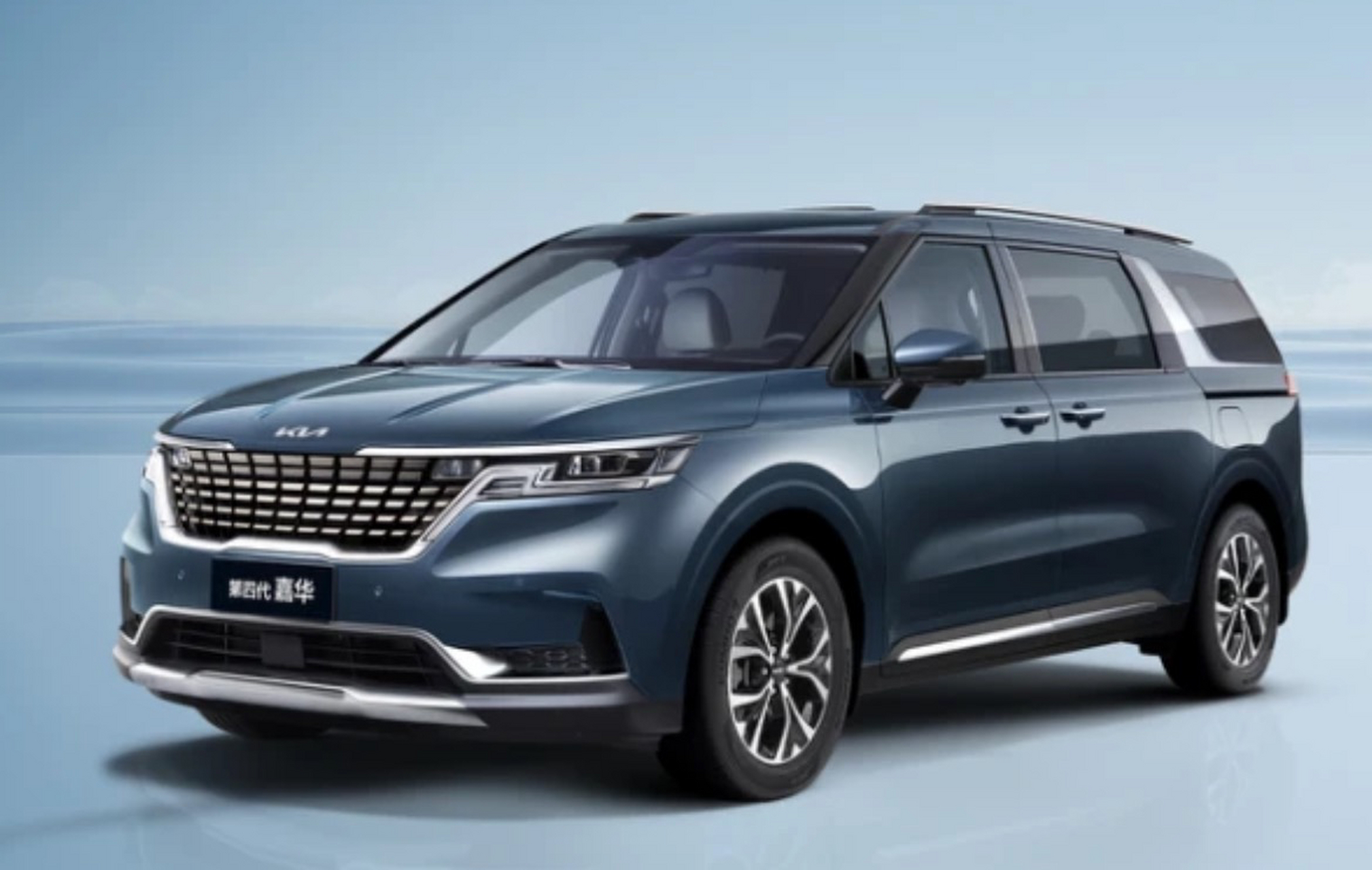 起亚嘉华外观设计上,通过实车图片就可以看出起亚嘉华的整车外观设计