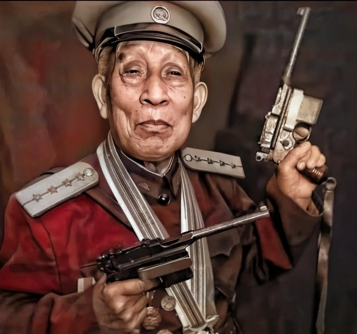 他怎么能忍? 原来,腾西远·大爷是一位战功赫赫的革命老兵