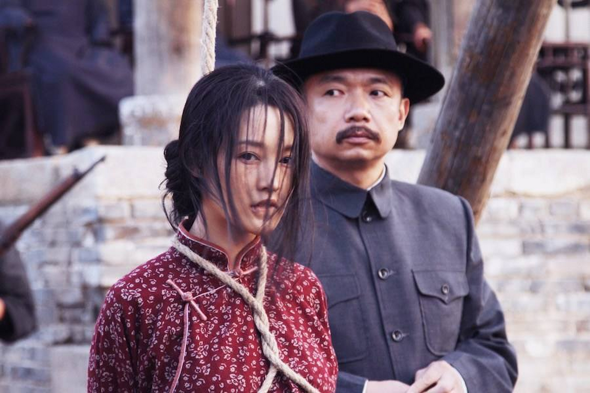 田小娥被人拖出来,双手绳绑着然后吊在一颗槐树上,为遮丑,只给小娥