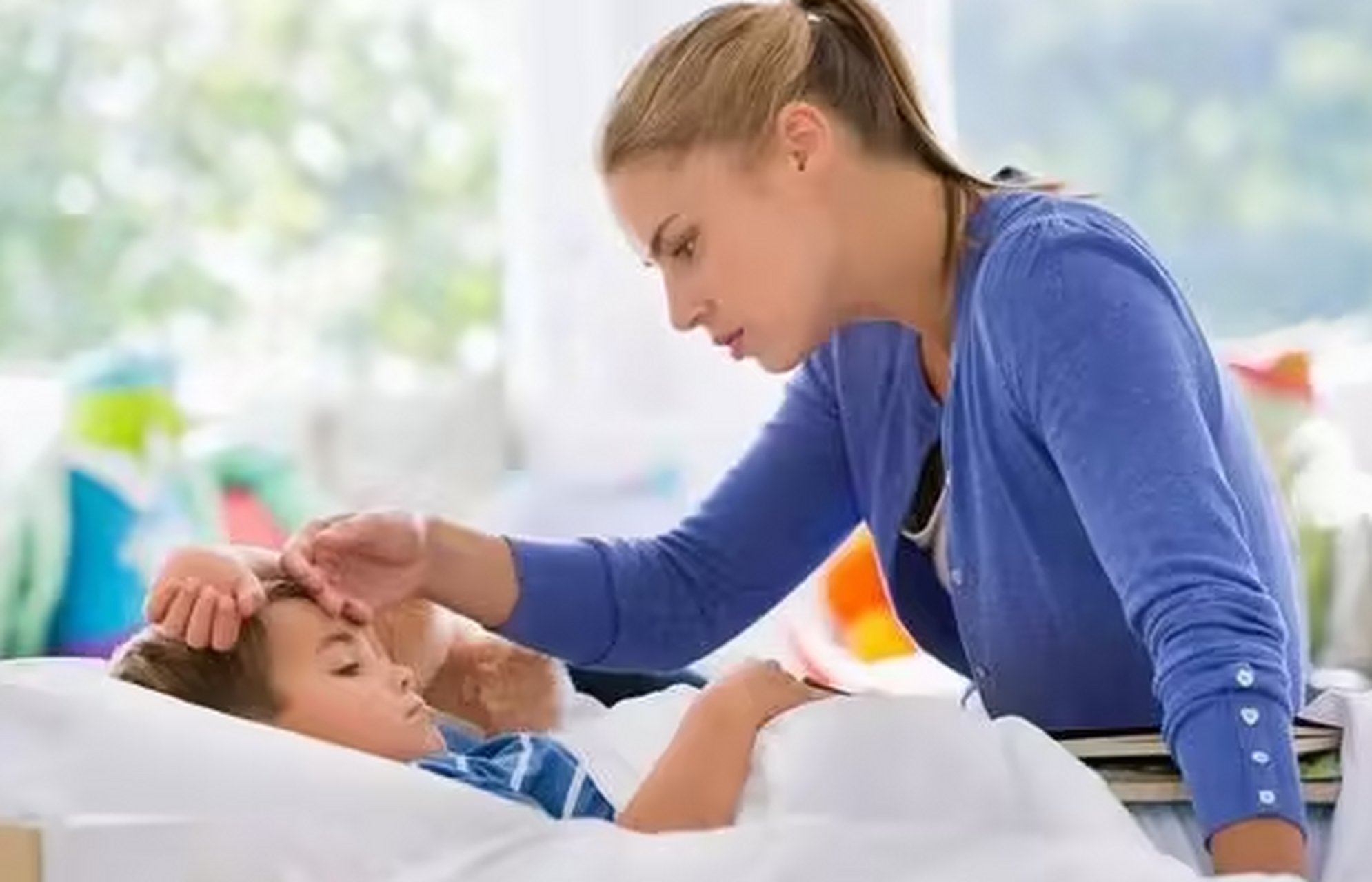 日常护理的重点包括喂养和保健.