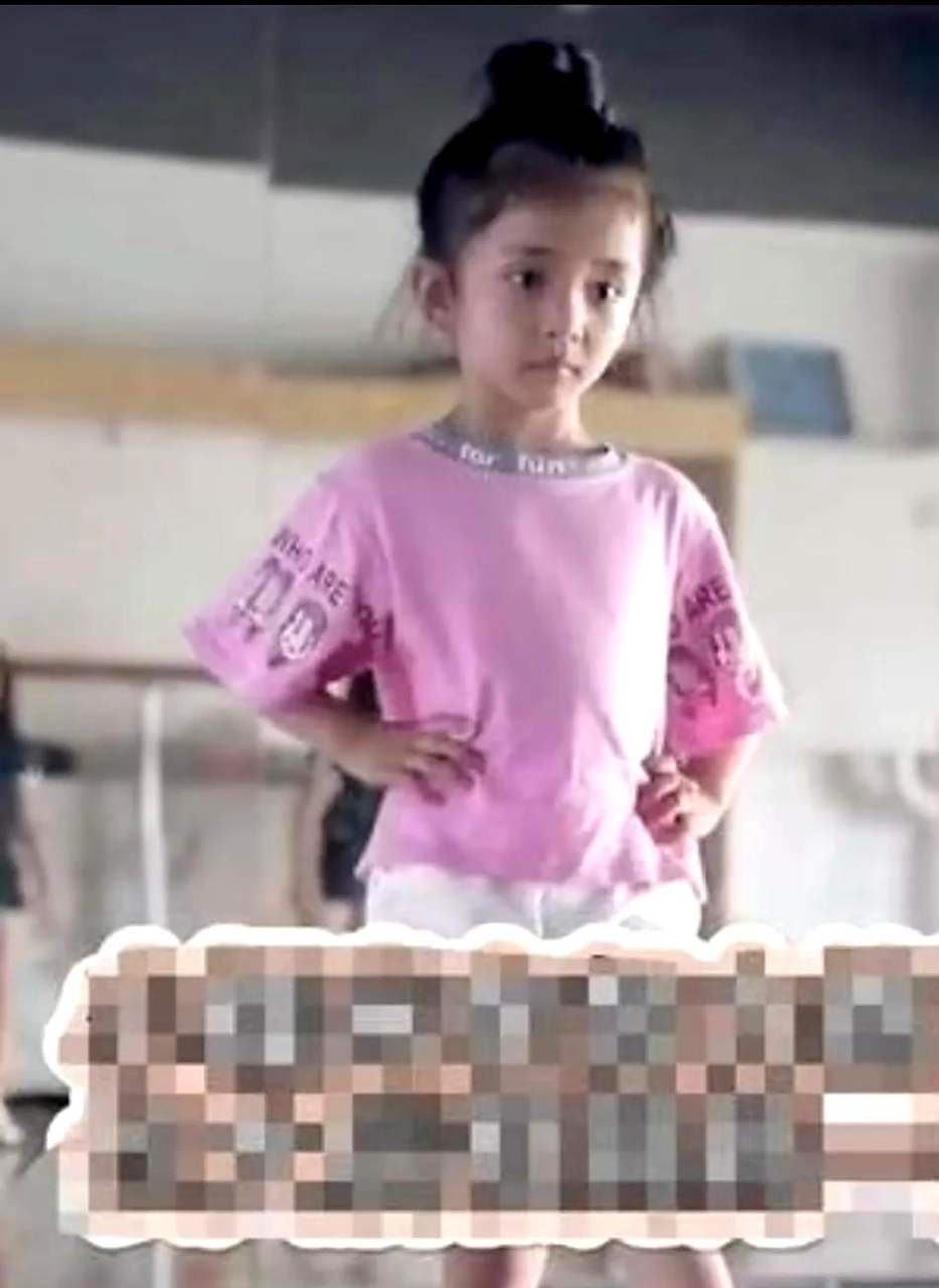 小糯米的正脸照片终于拍到了,她继承了杨幂优美的基因,作为女孩子,她