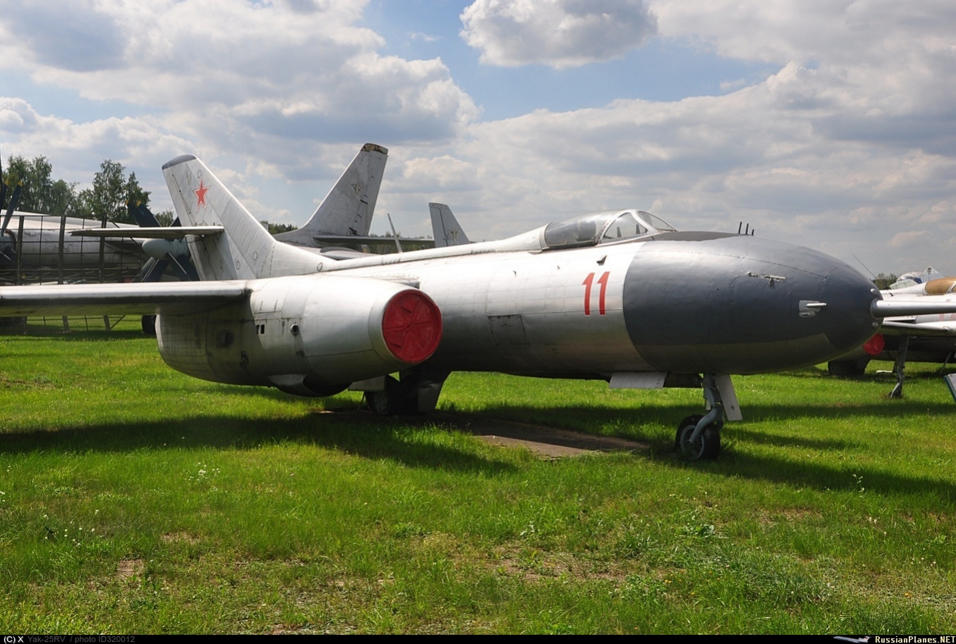 莫尼诺 - 空军博物馆  雅克-25截击机空重6210千克,最大重量9220千克,