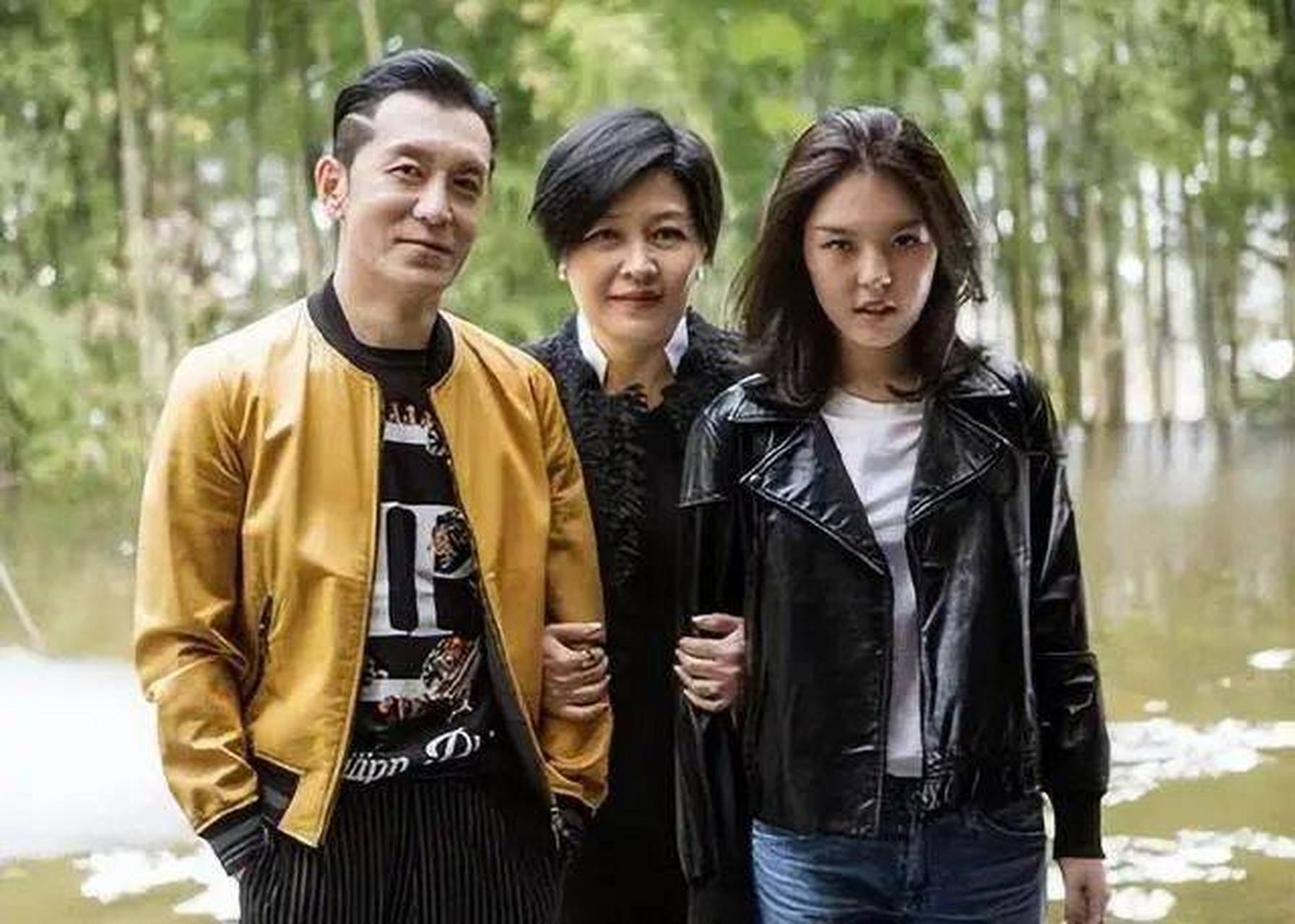 月10日,有业内人士晒出已故主持人李咏女儿法图麦·李的写真照片,并配