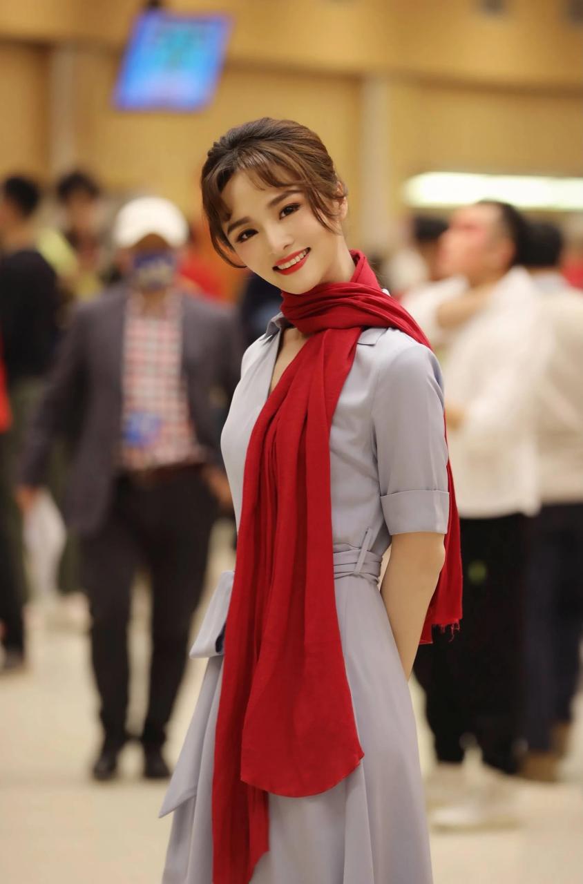 gif创作人# 骆文博,因颜值意外走红,妆容过硬又紧绷,造型感觉怪怪的