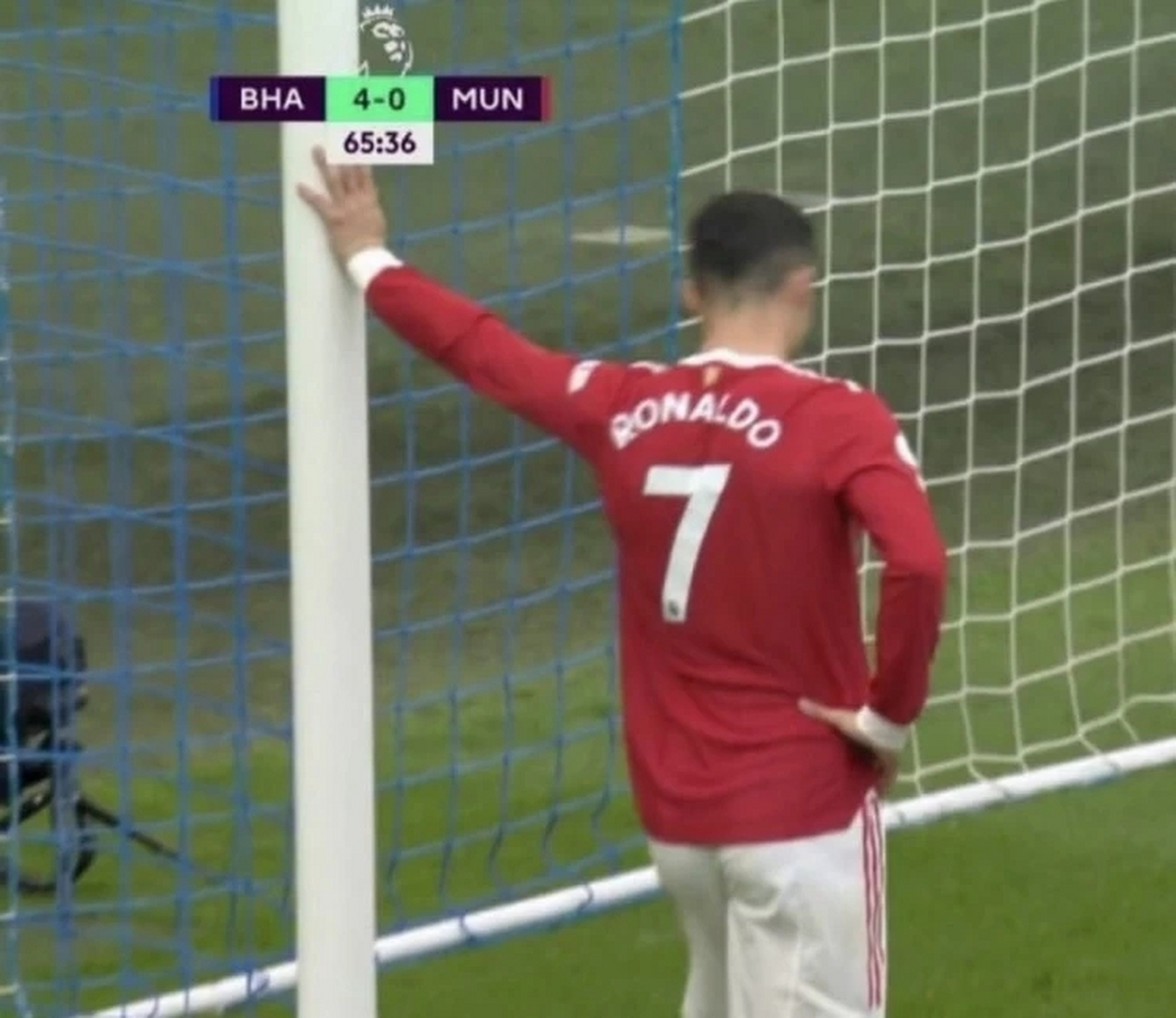 听说能把"欧冠之王"c罗打到叉腰捂脸的球队,只有曼联自己!