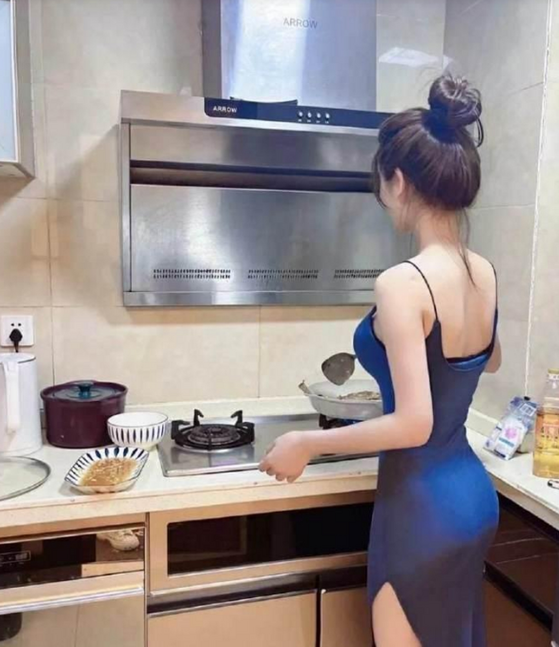 小姨子在我家做饭从来不系围裙!