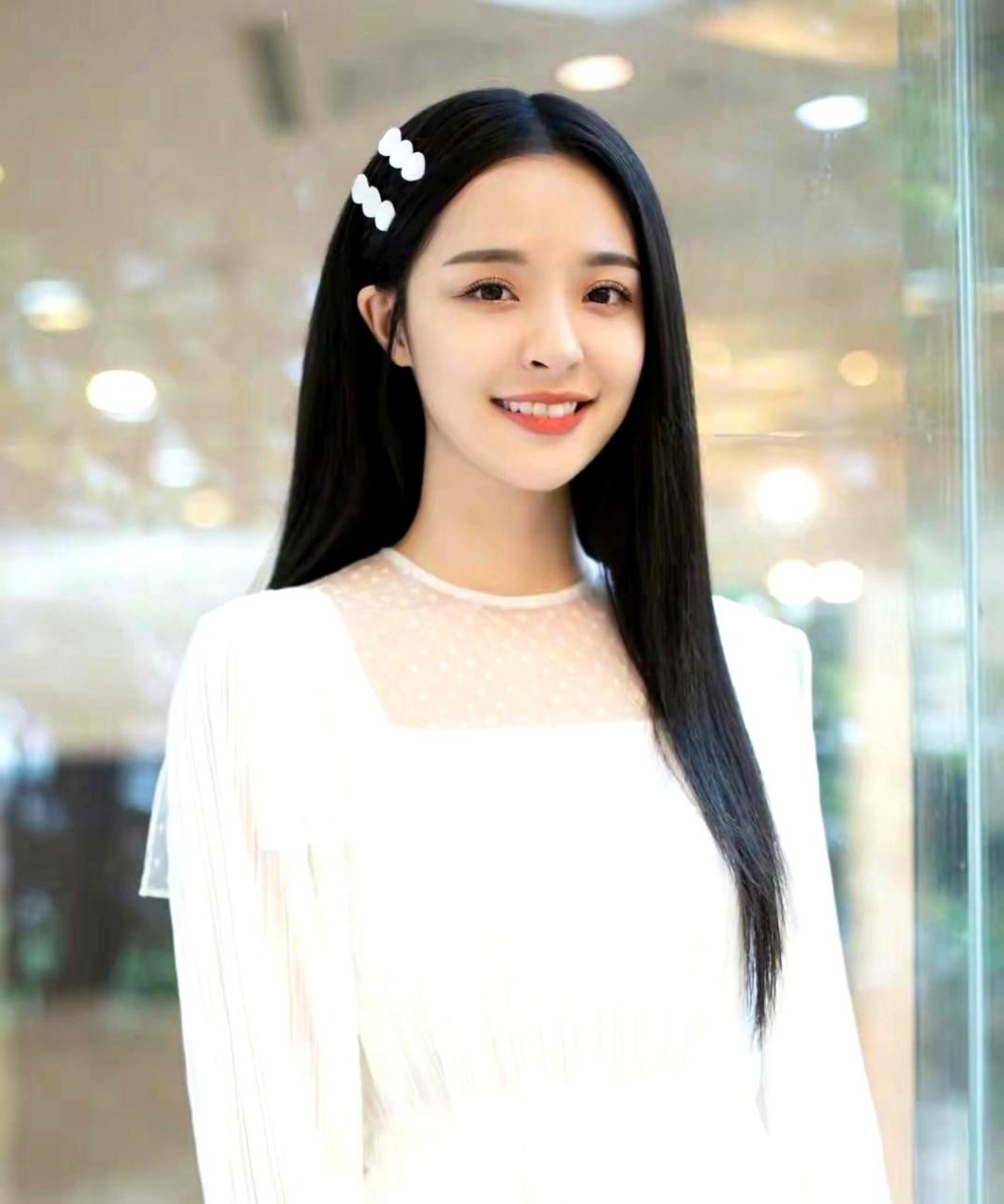 李莎旻子一天工作两份上热搜,网友:真是太勤奋了.