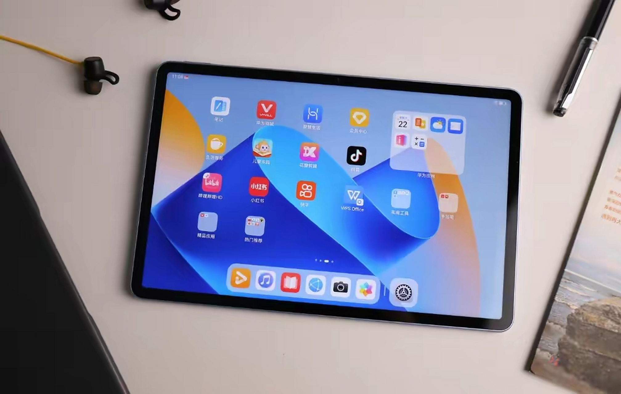 为大家介绍一款平板电脑——华为matepad11 2023款,其正面配备一块11