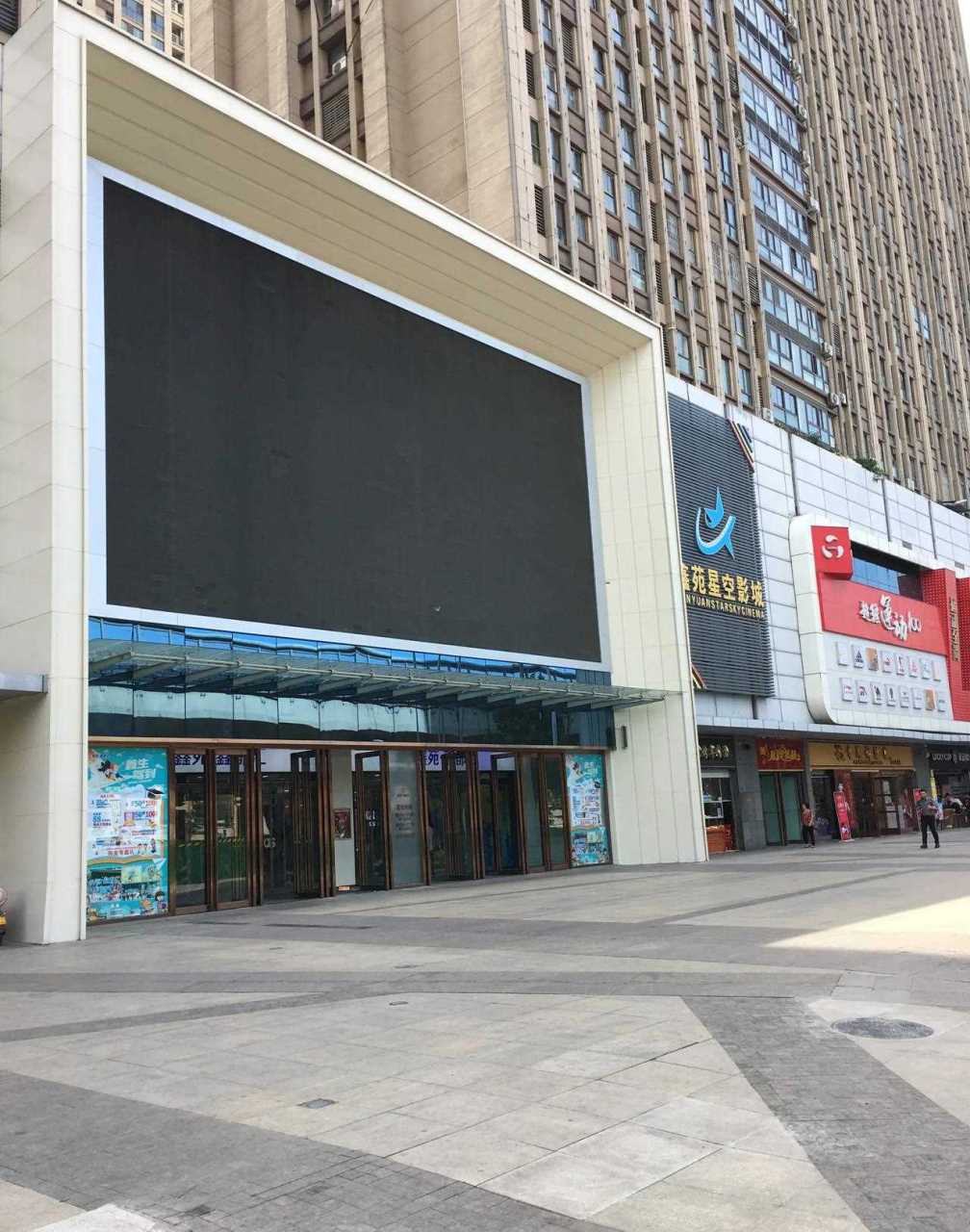 下午来郑州陇海路铁英街拍摄,在鑫苑鑫都汇打牙祭……[猪头] 可能是