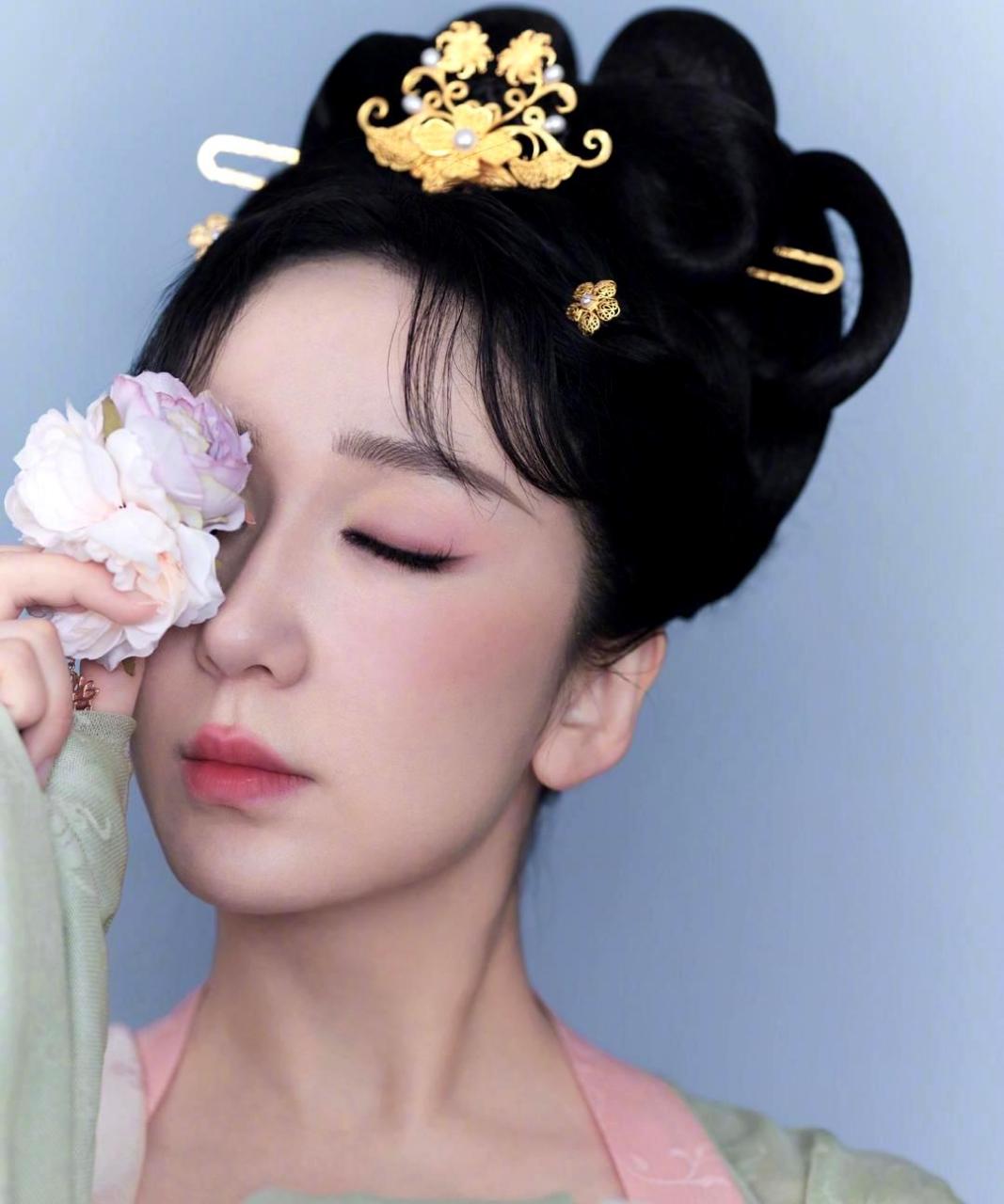 娄艺潇最新古装造型中的杨玉环很美,但她的颜值似乎时高时低,爱情公寓