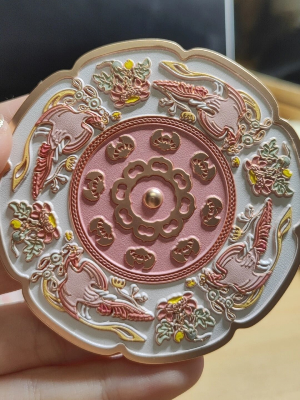 金银平脱工艺的朱颜镜:瑰丽多彩  据说上周天才新出了一款文创,我第一